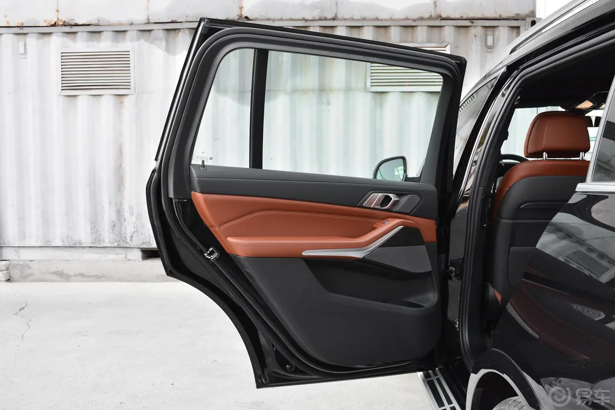 宝马X7xDrive40i 尊享型 豪华套装驾驶员侧后车门