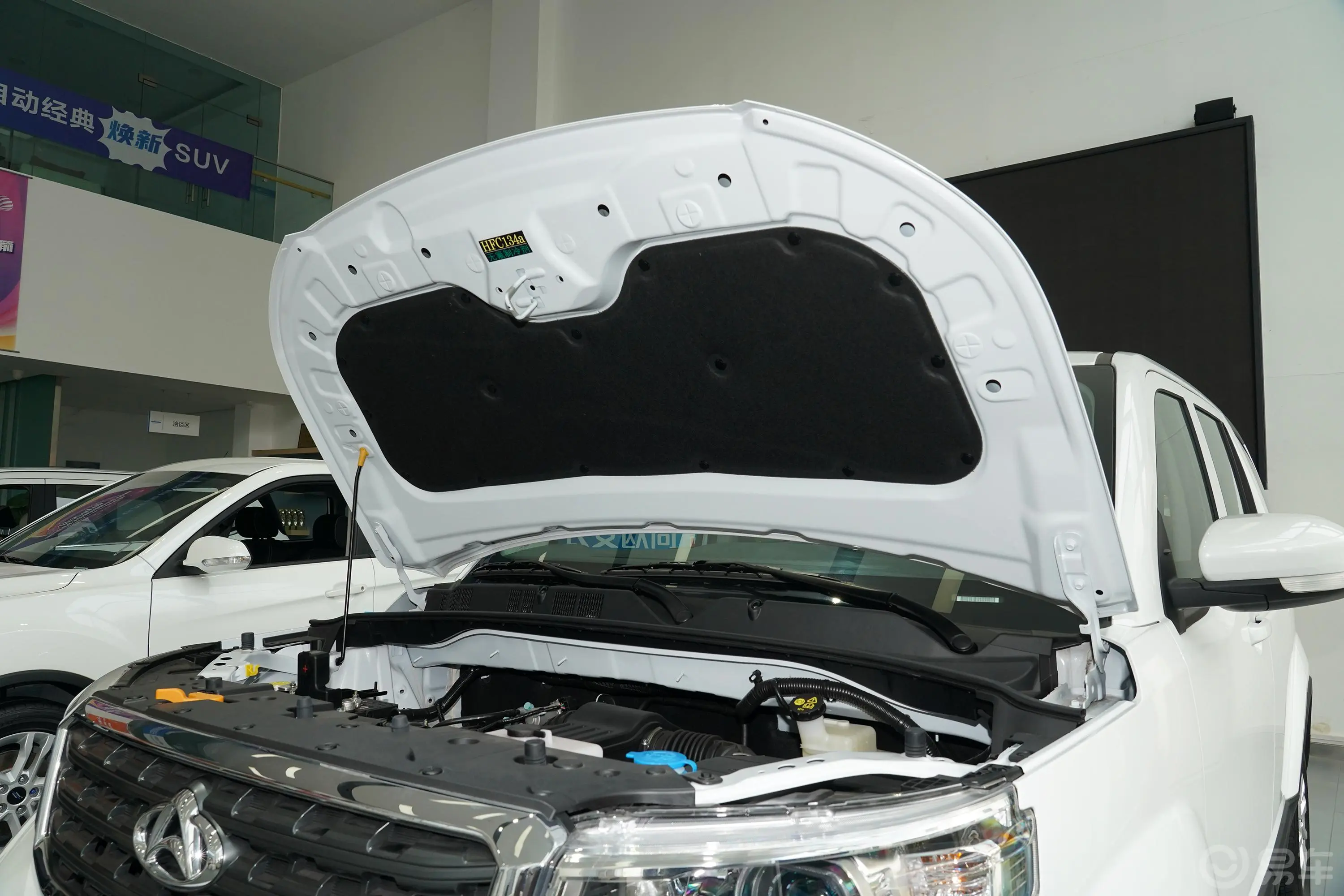 长安欧尚X70A改款 1.5L 手动 标准型发动机舱盖内侧