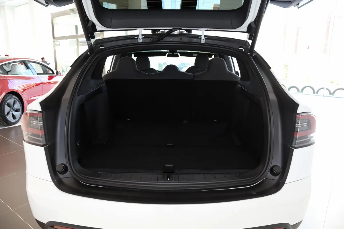 Model X长续航版后备厢空间特写