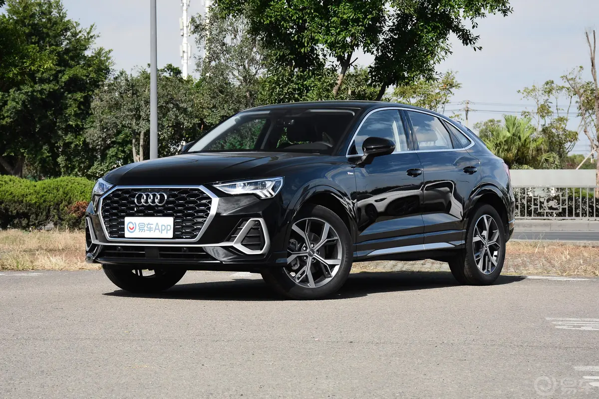 奥迪Q3 Sportback40 TFSI 时尚型侧前45度车头向左水平