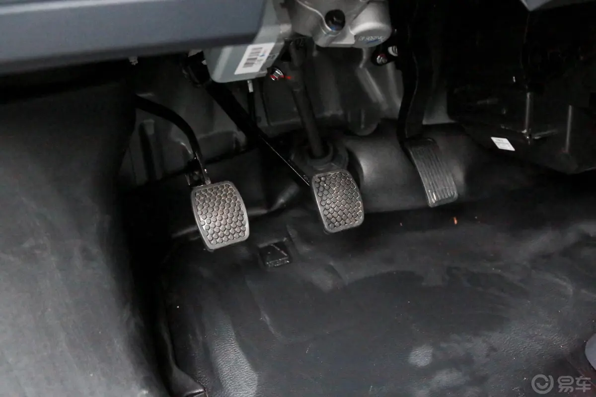 金杯小海狮X30厢货 1.5L 手动 标准中央空调EPS版 2/5座 国VI脚踏板