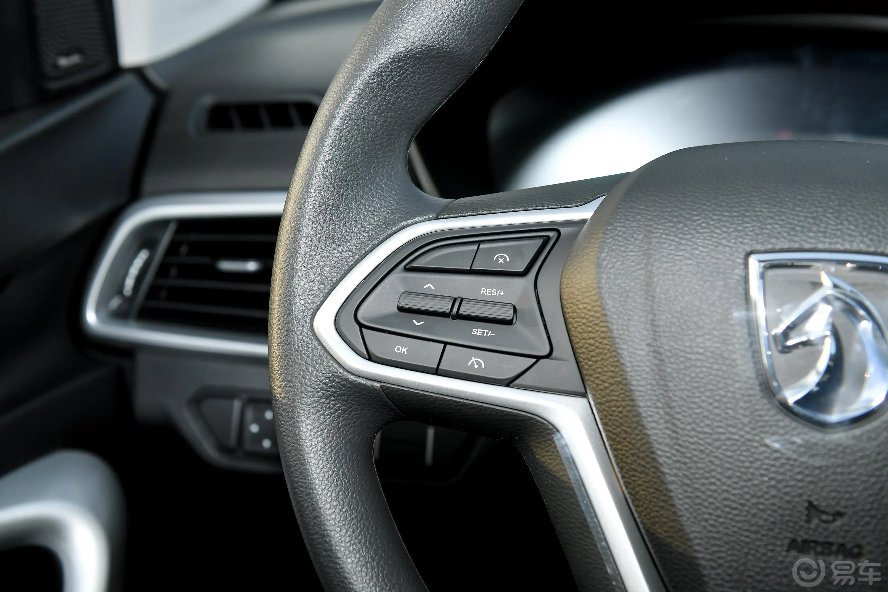 宝骏530全球车周年纪念版 1.5T CVT 豪华型 5座左侧方向盘功能按键
