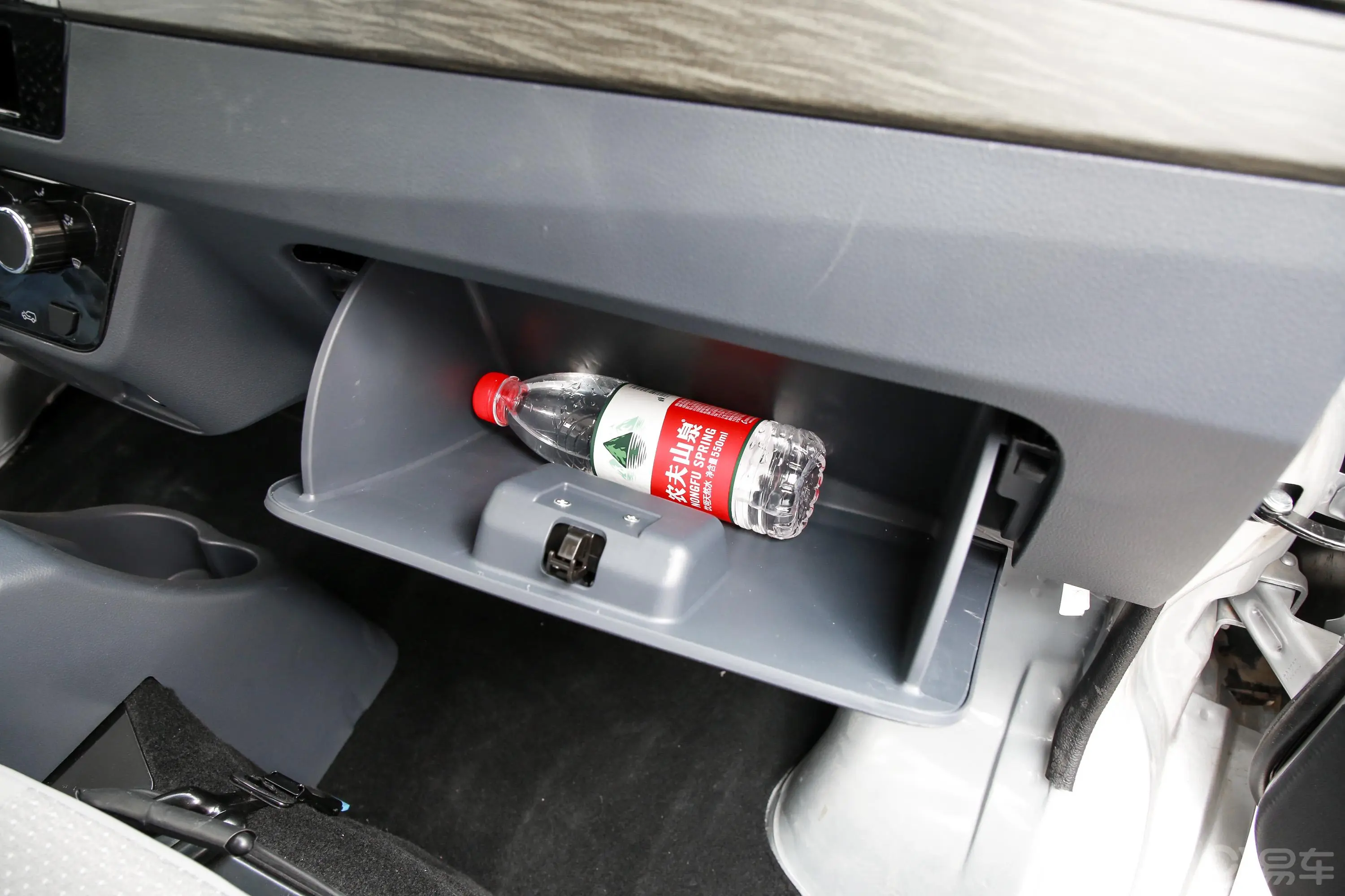 金杯小海狮X30厢货 1.5L 手动 标准中央空调版 2/5座 国VI手套箱空间水瓶横置