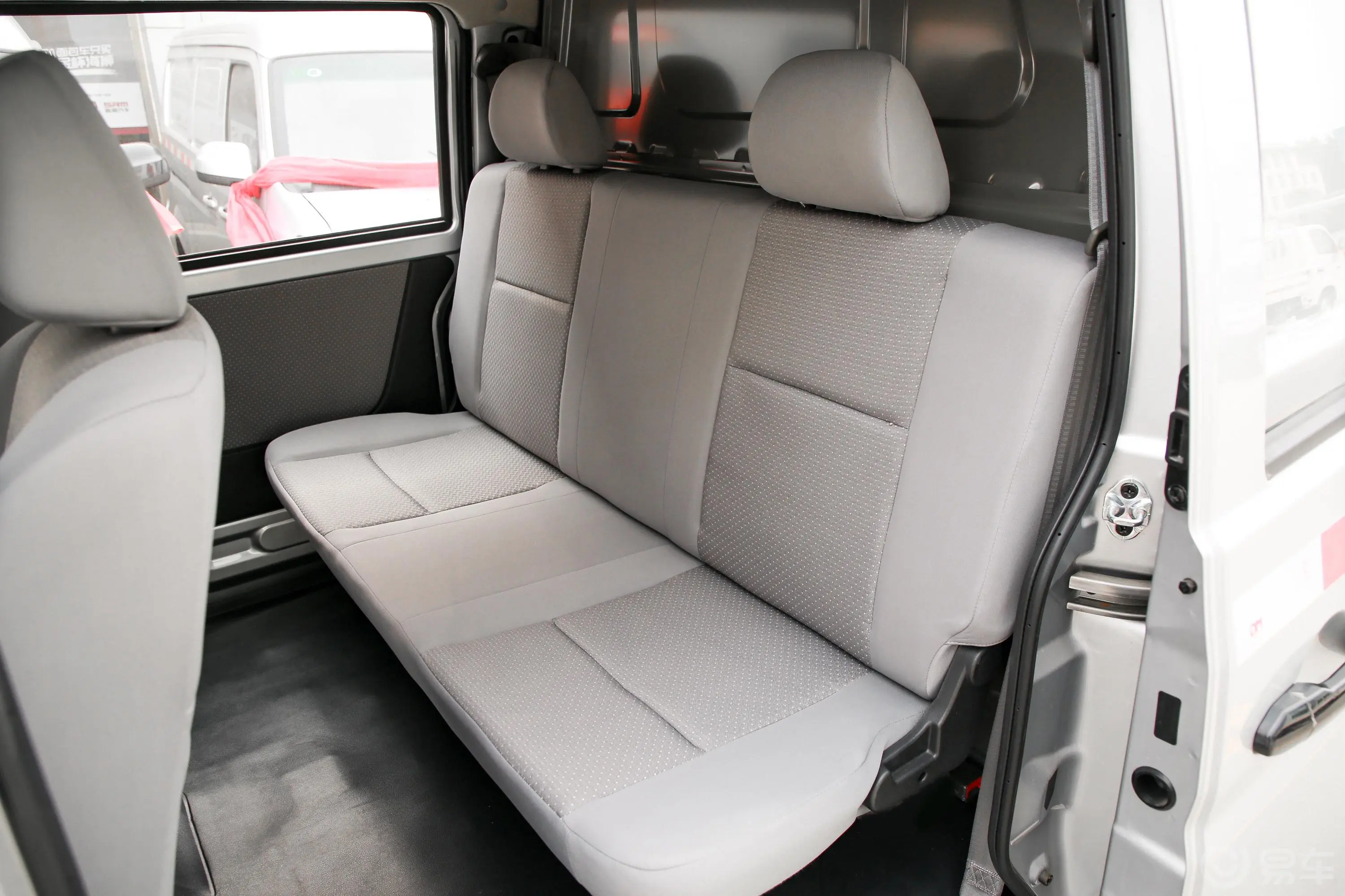 金杯小海狮X30厢货 1.5L 手动 标准中央空调版 2/5座 国VI后排座椅