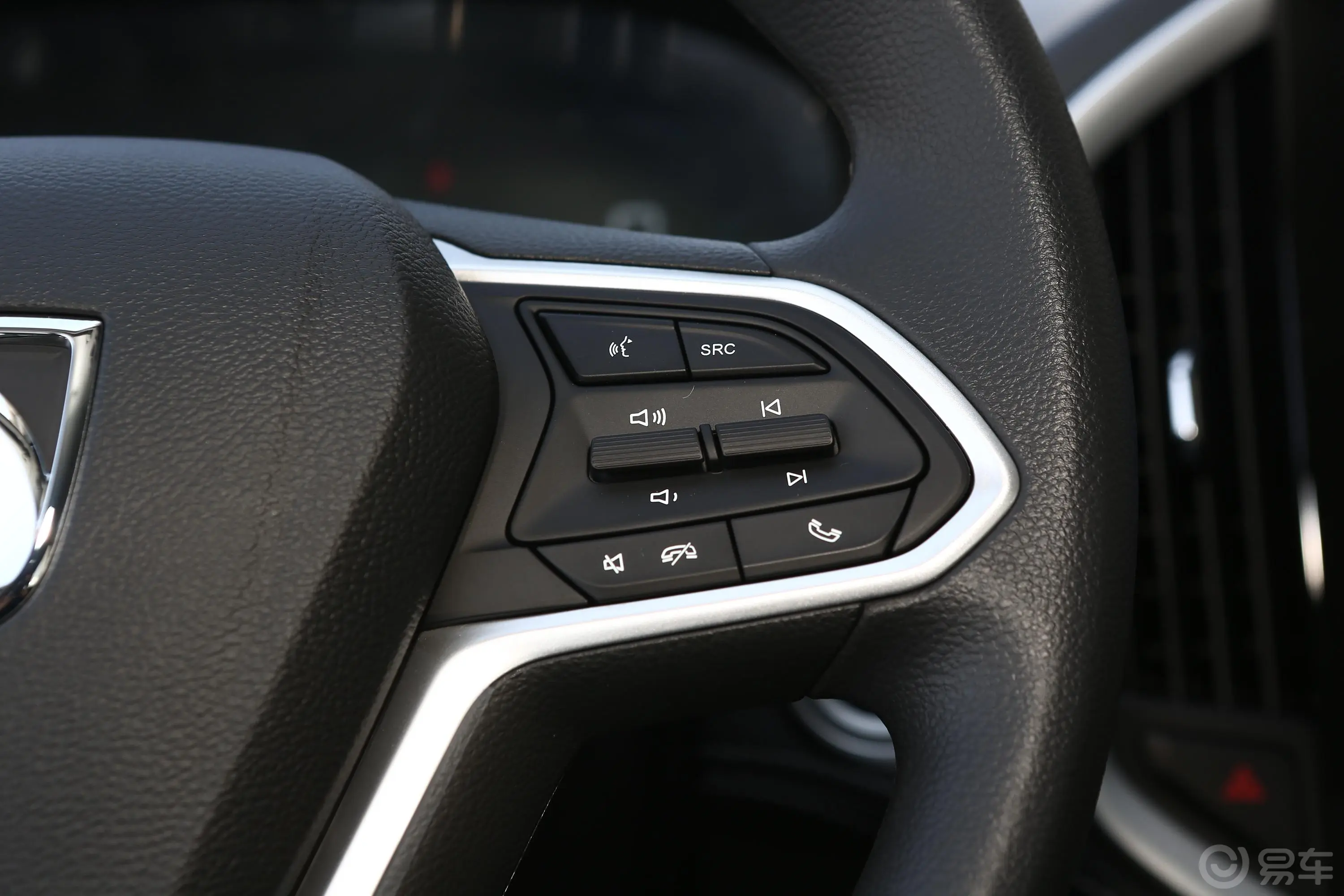 宝骏530全球车周年纪念版 1.5T 手动 豪华型 6座右侧方向盘功能按键