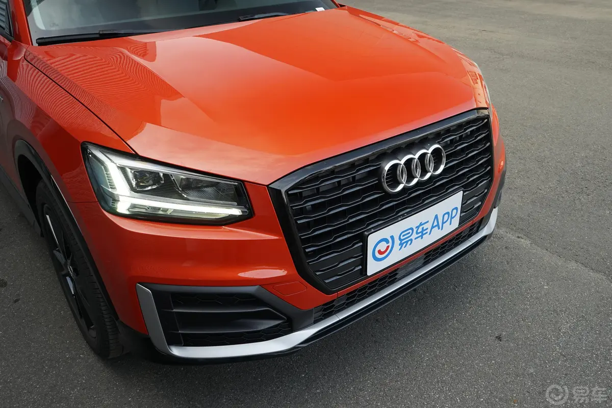 奥迪Q2L35 TFSI 进取动感型前格栅侧俯拍