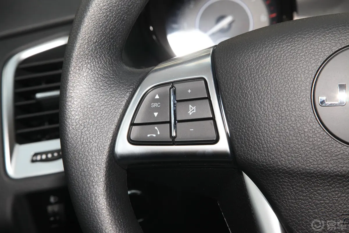 宝典1.8T 手动 四驱 长轴舒享版 汽油左侧方向盘功能按键