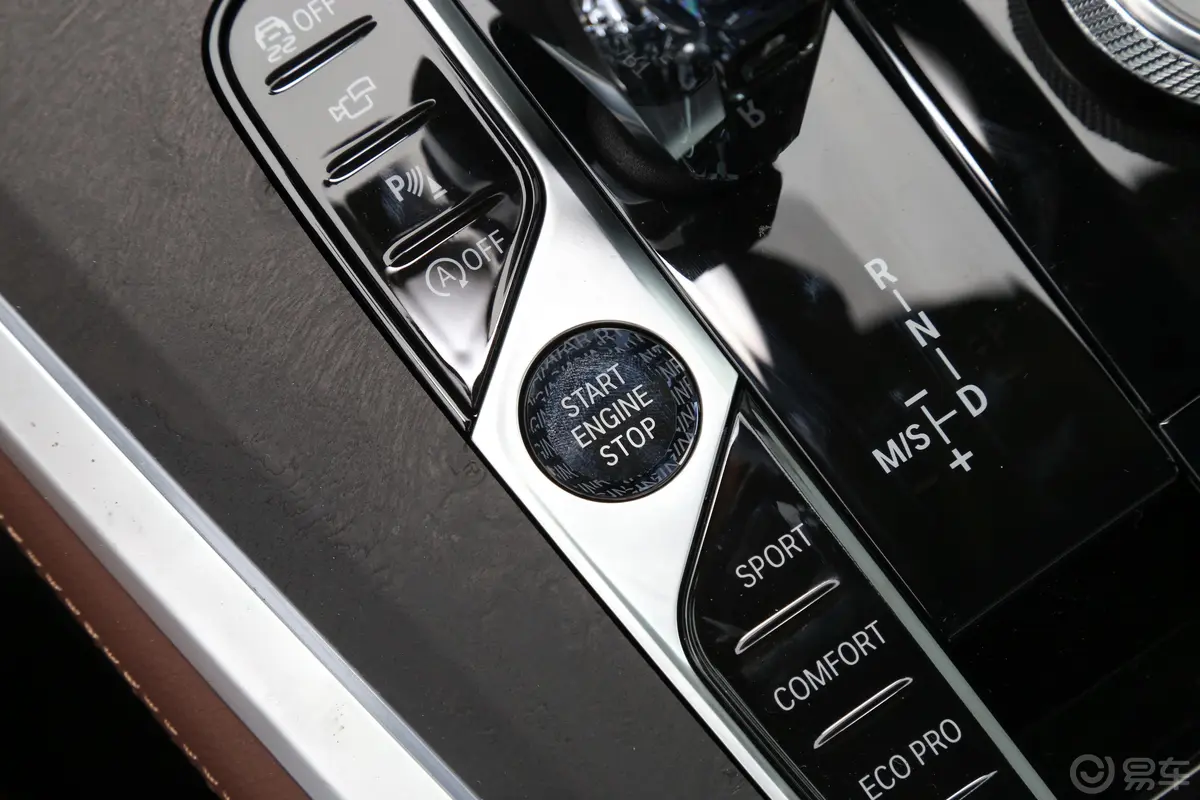 宝马X5(进口)xDrive40i M运动套装钥匙孔或一键启动按键