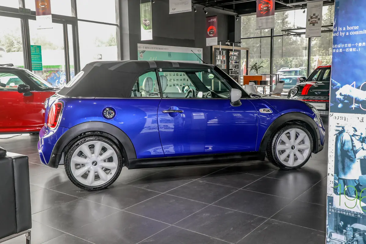 MINI CABRIO2.0T COOPER S CABRIO 艺术家正侧车头向右水平