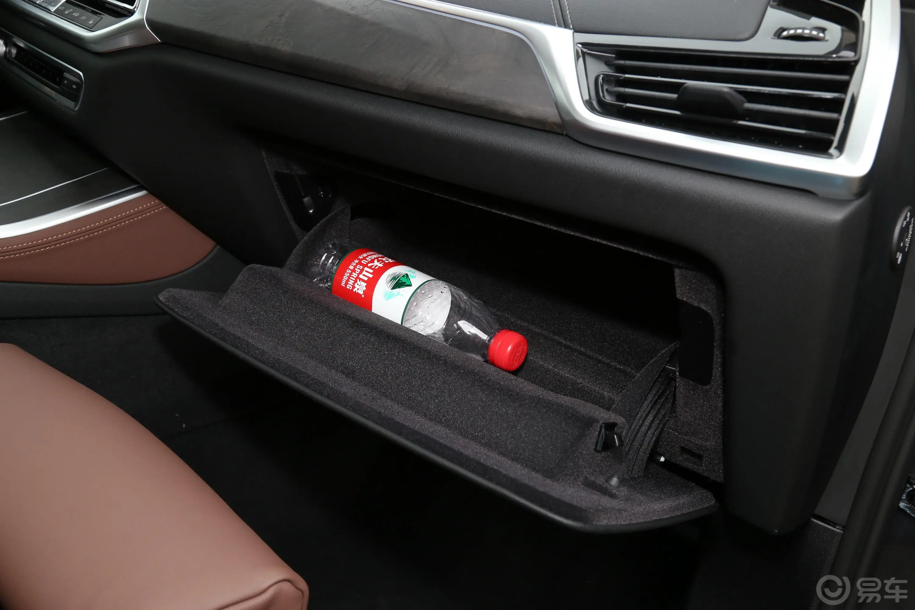 宝马X5(进口)xDrive40i M运动套装手套箱空间水瓶横置