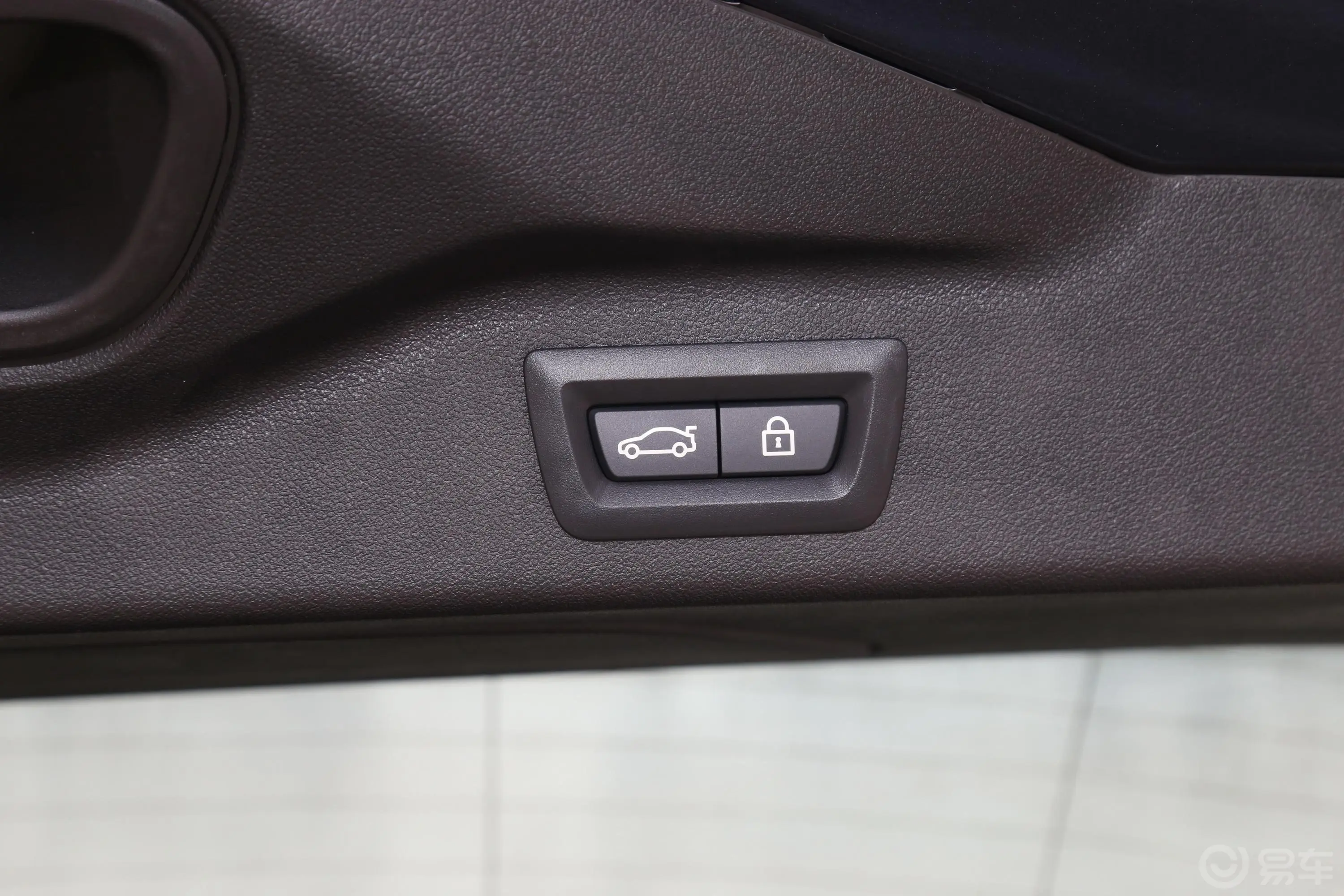宝马X7xDrive40i 领先型 豪华套装电动尾门按键（手动扶手）