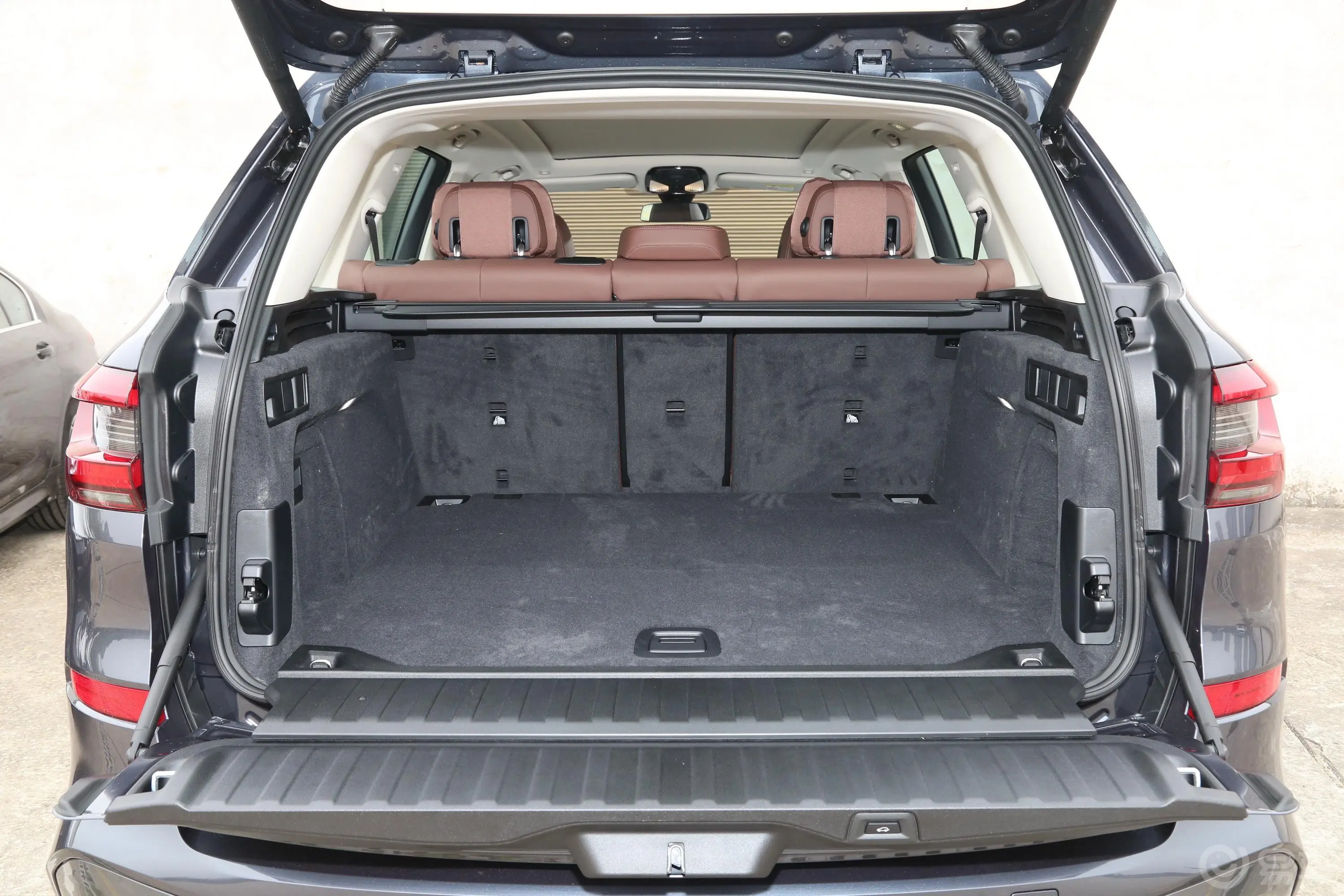 宝马X5(进口)xDrive40i M运动套装后备厢空间特写