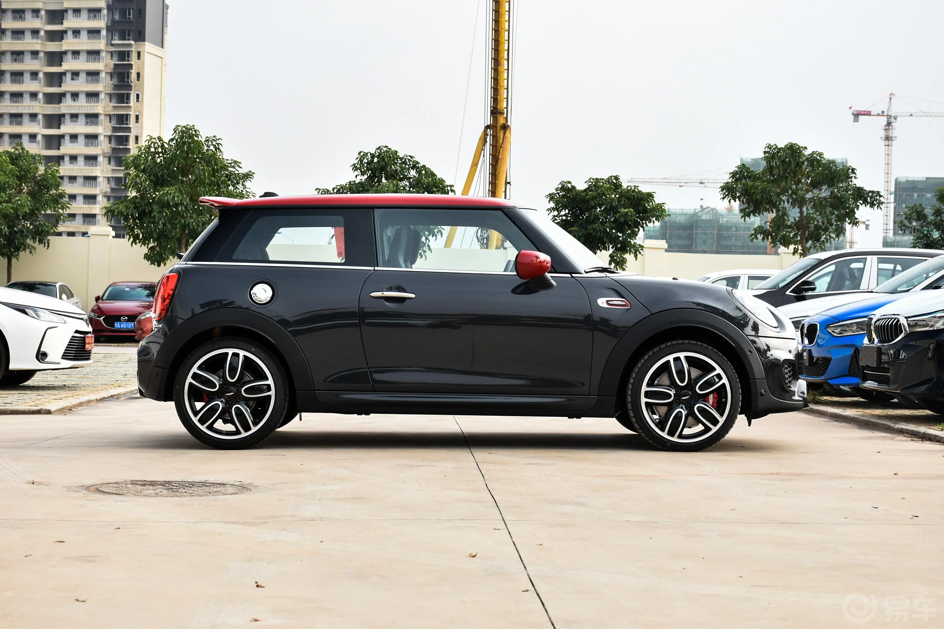 MINI JCW2.0T JOHN COOPER WORKS ALL-IN正侧车头向右水平