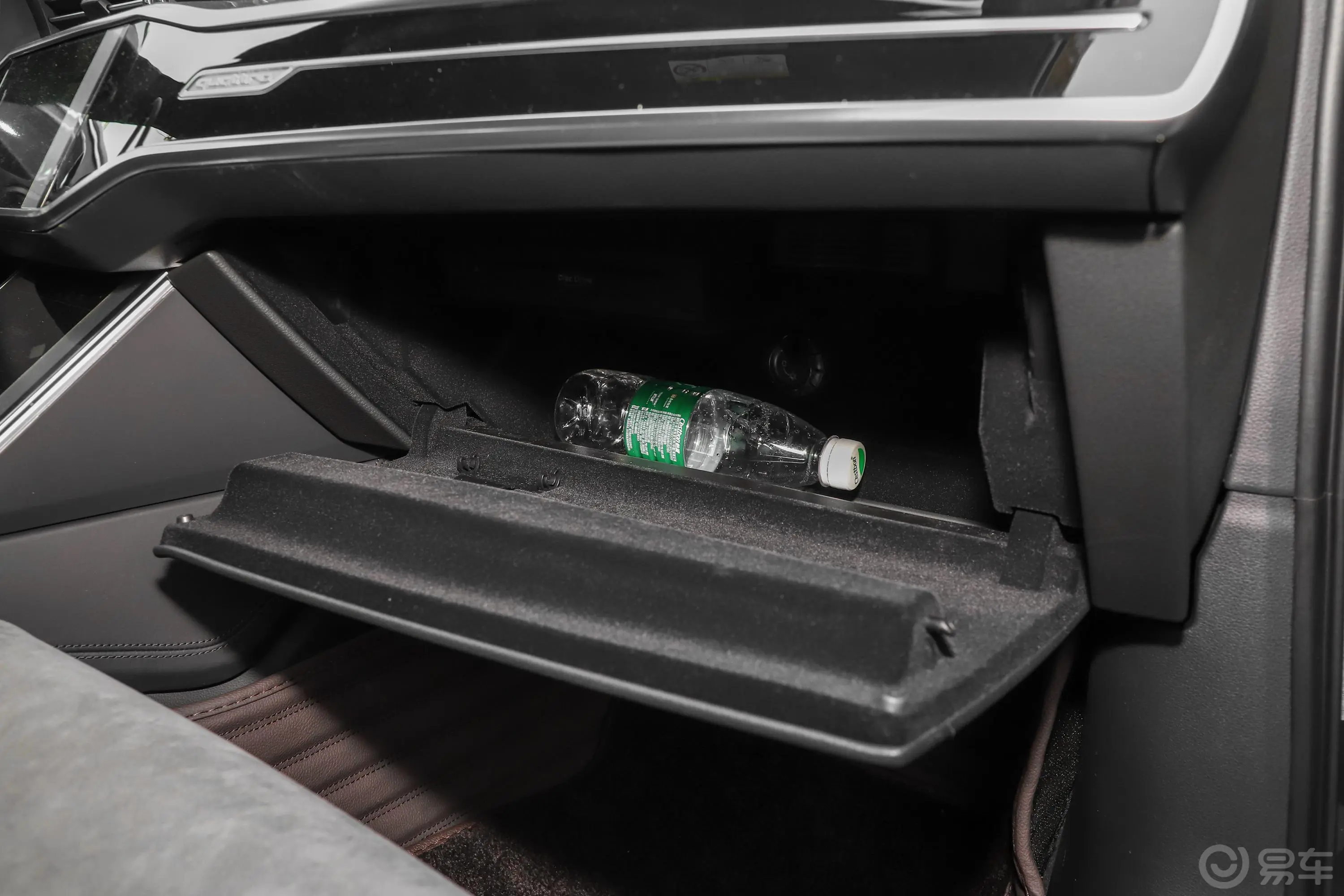 奥迪A6L45 TFSI quattro 尊享动感型手套箱空间水瓶横置