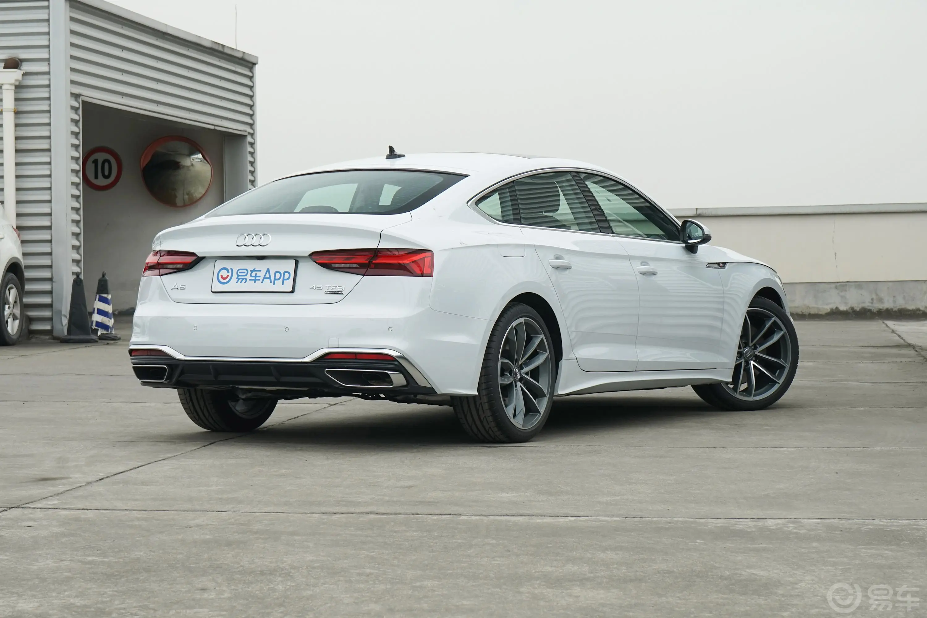 奥迪A5Sportback 45TFSI quattro 臻选动感型侧后45度车头向右水平