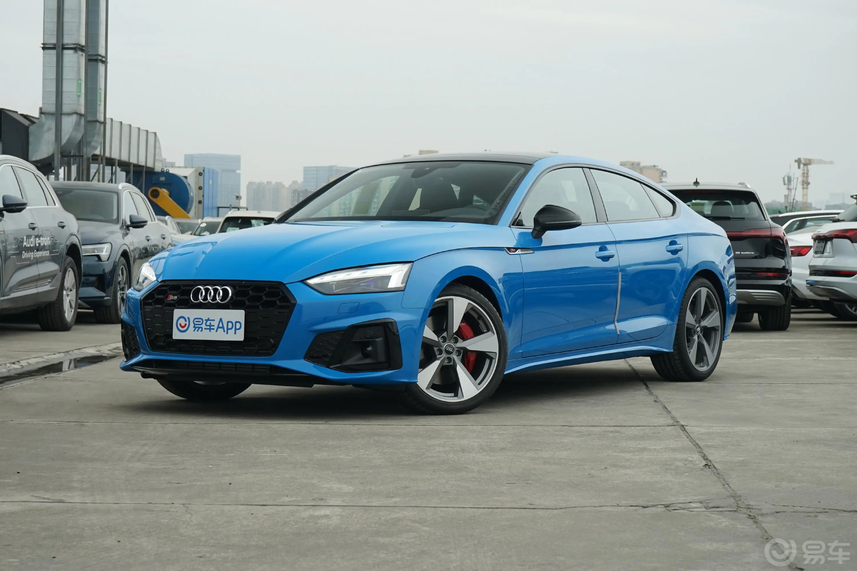 奥迪S53.0T Sportback侧前45度车头向左水平