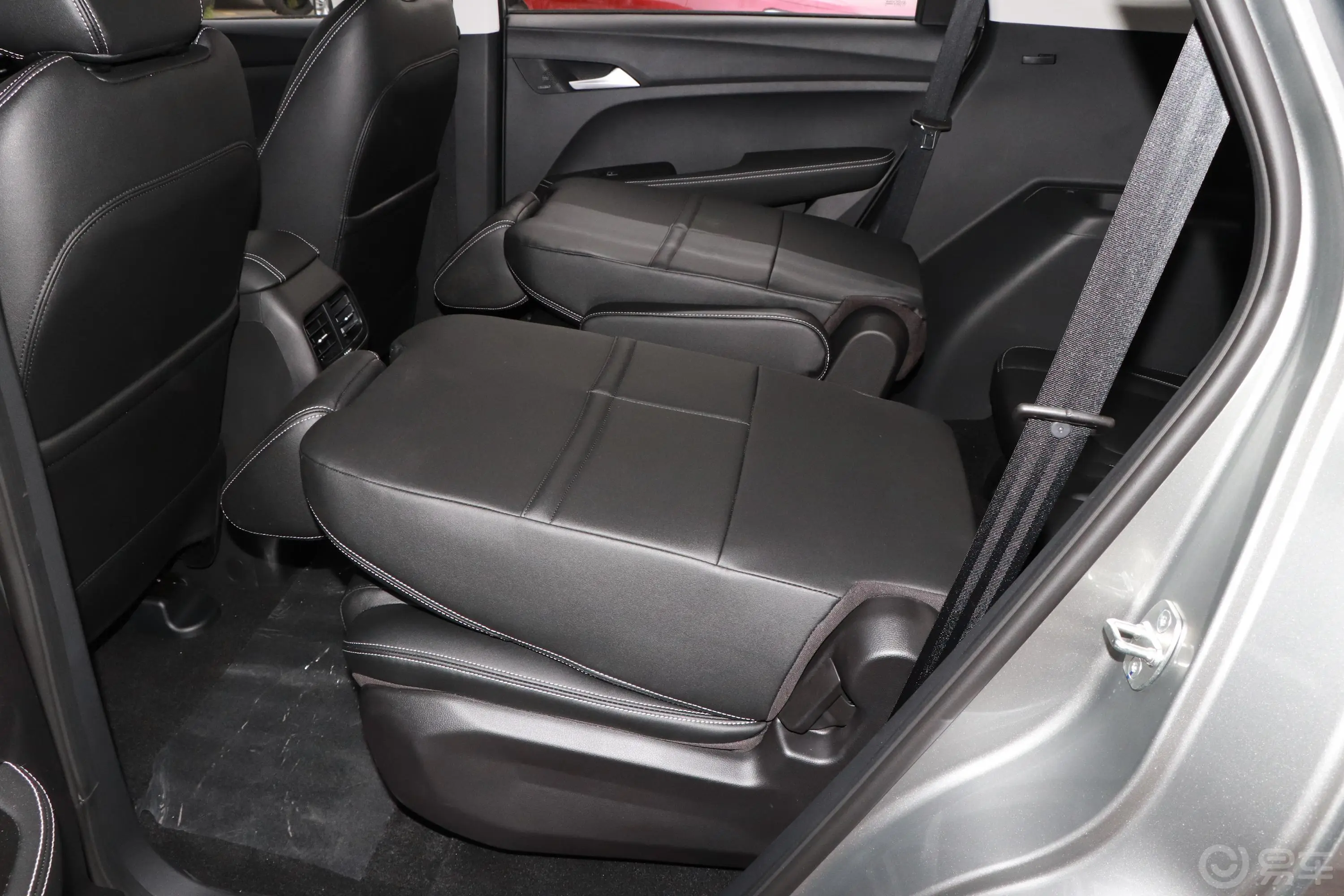宝骏530全球车周年纪念版 1.5T CVT 尊贵互联型 6座空间