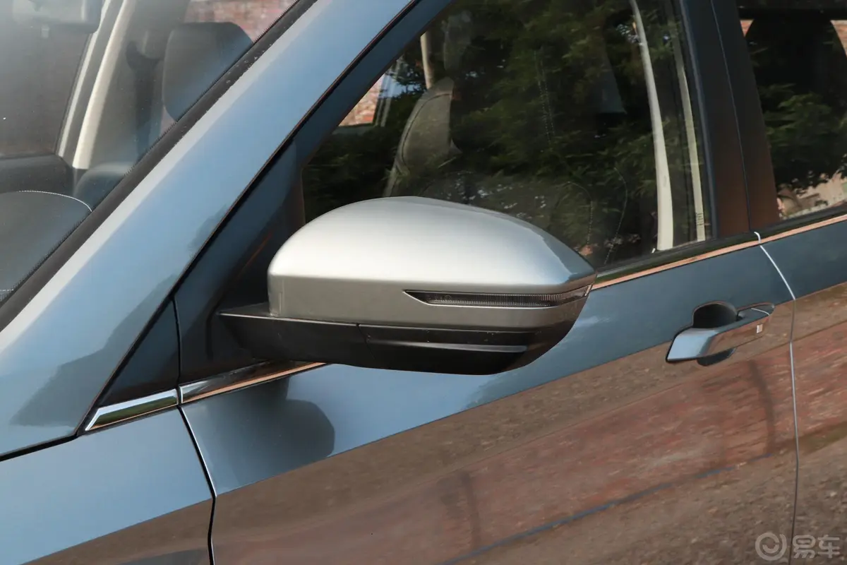 宝骏530全球车周年纪念版 1.5T CVT 尊贵互联型 6座主驾驶后视镜背面