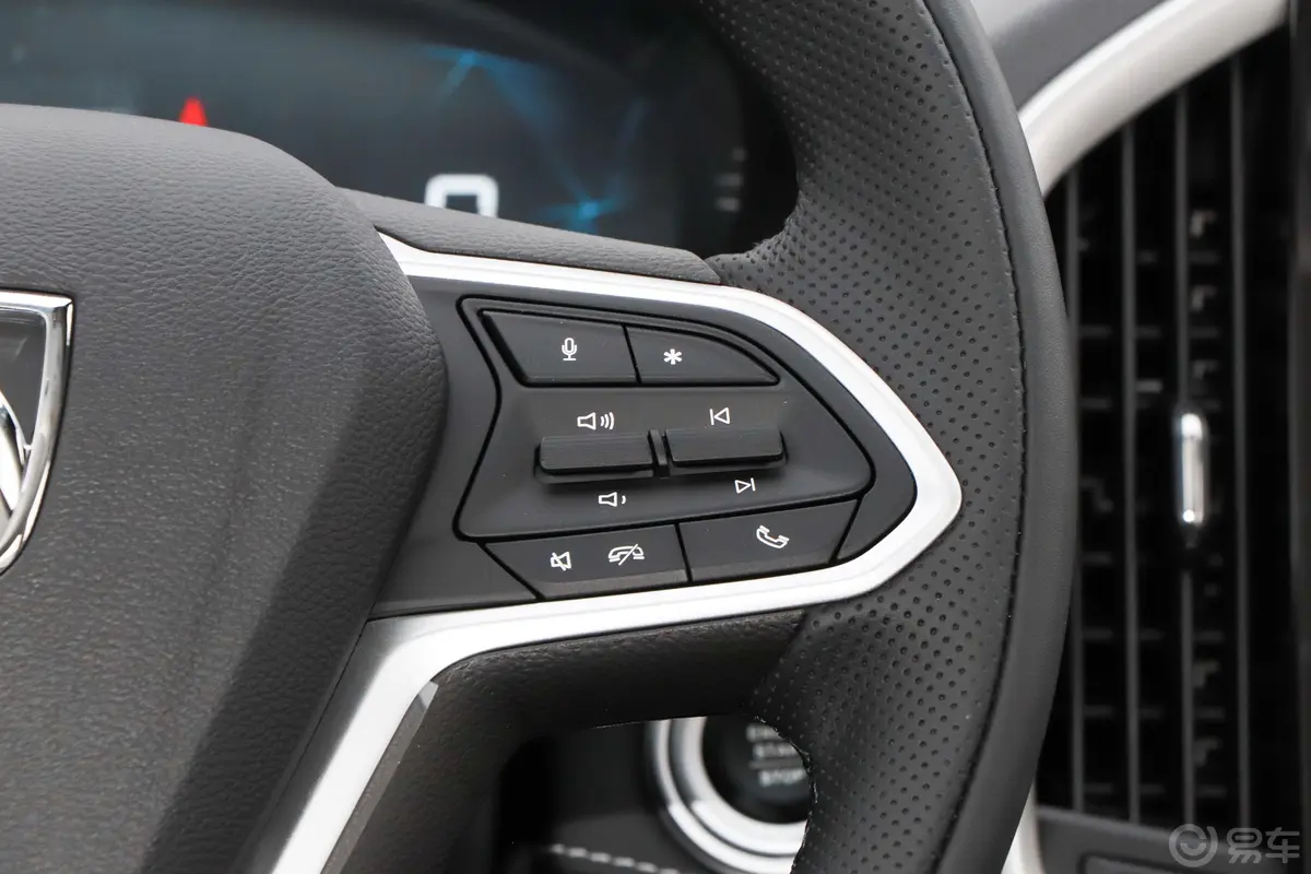 宝骏530全球车周年纪念版 1.5T CVT 尊贵互联型 6座右侧方向盘功能按键