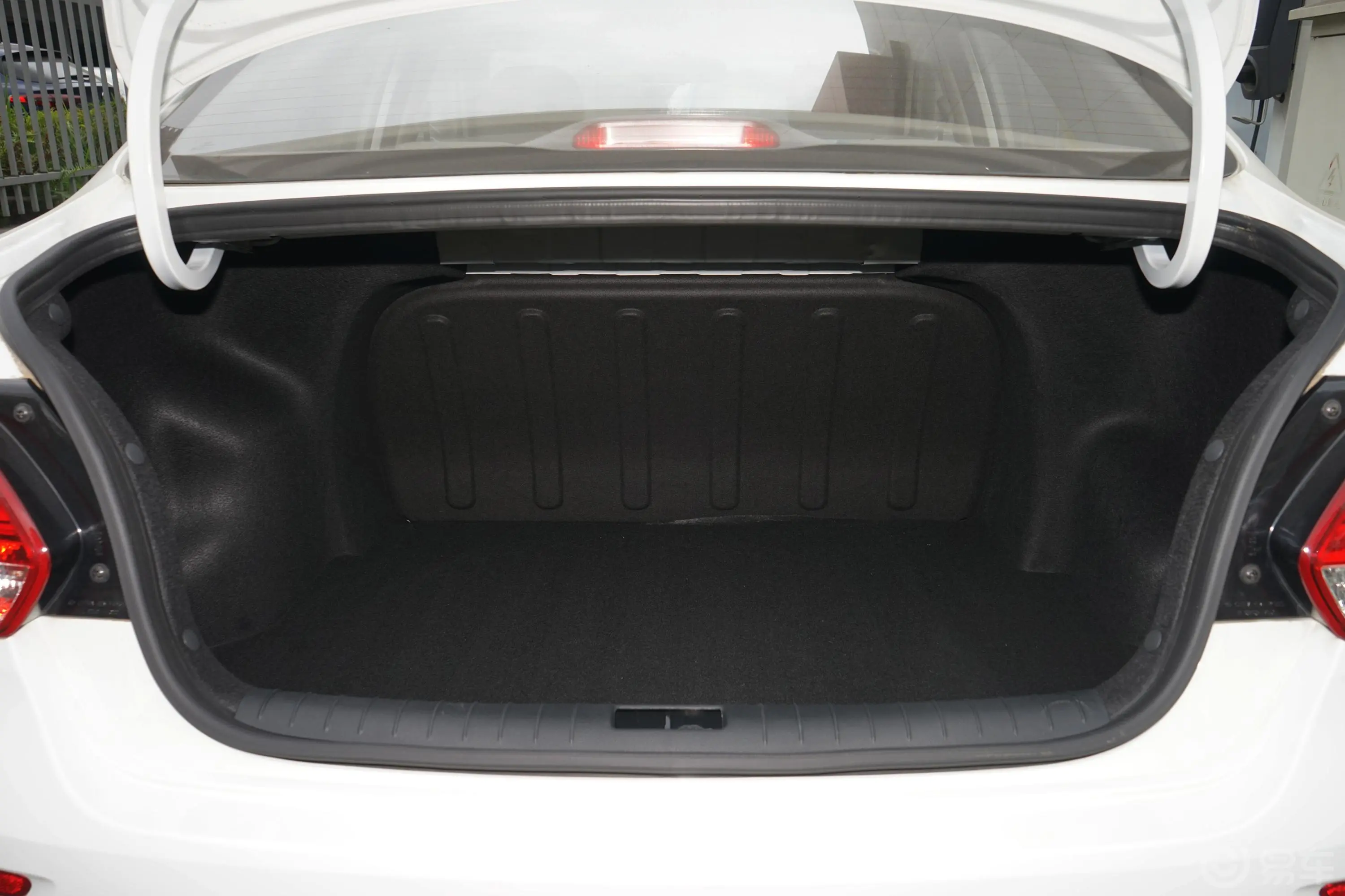 焕驰改款 1.4L 自动 舒适天窗版后备厢空间特写