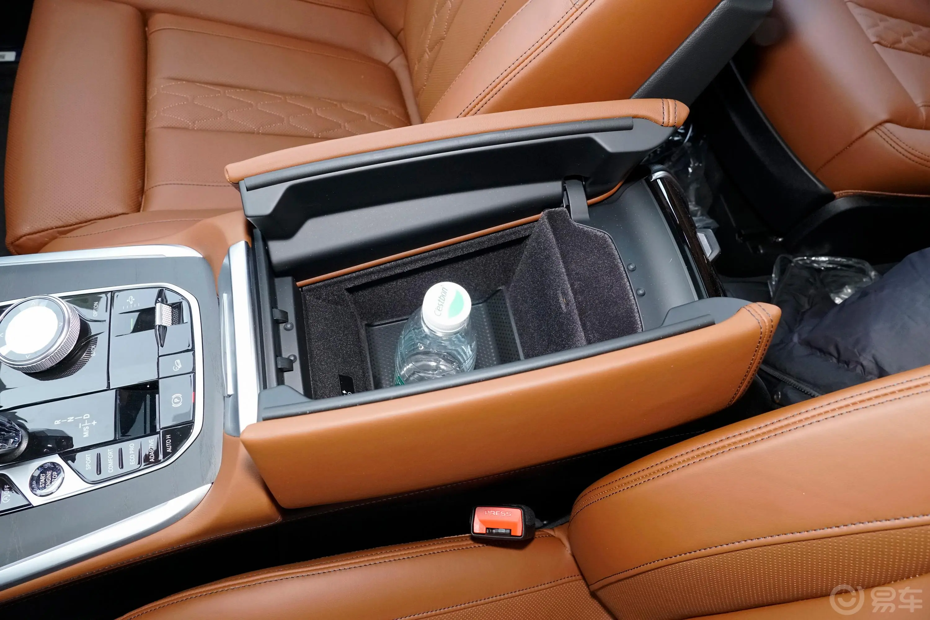 宝马X7xDrive40i 尊享型 M运动套装前排扶手箱储物格