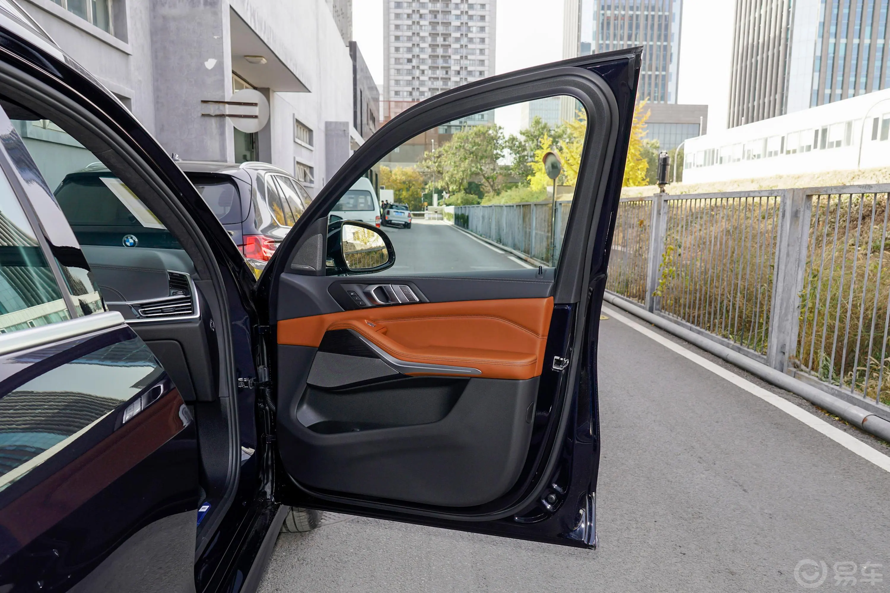 宝马X7xDrive40i 尊享型 M运动套装副驾驶员车门