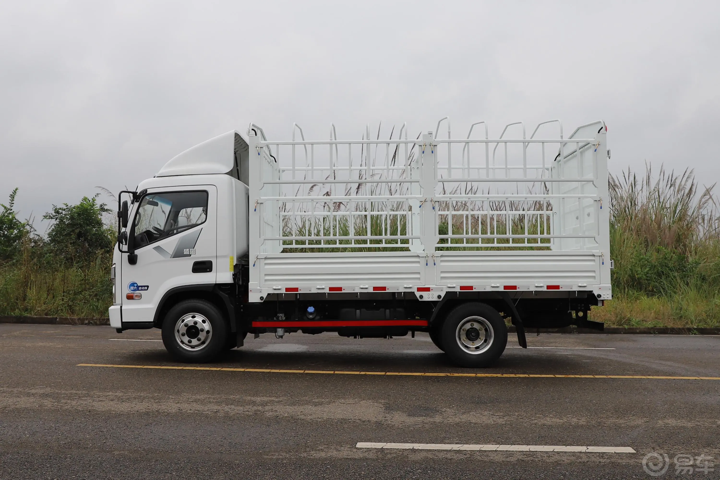 盛图福康2.8L 150马力 3300轴距  4X2AMT单排仓栅式载货车 国Ⅵ正侧车头向左水平