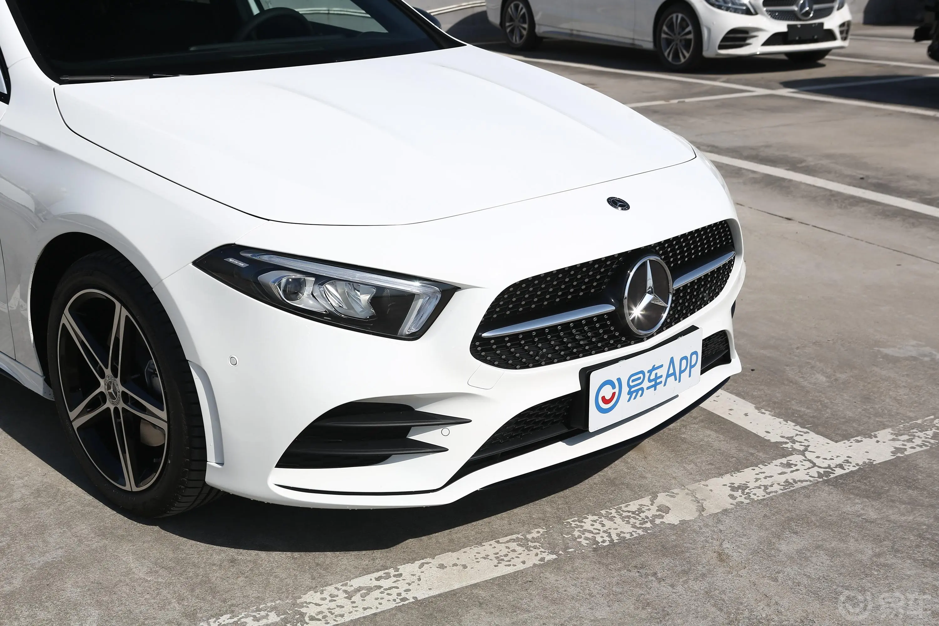 奔驰A级A 220 L 4MATIC 运动轿车前格栅侧俯拍