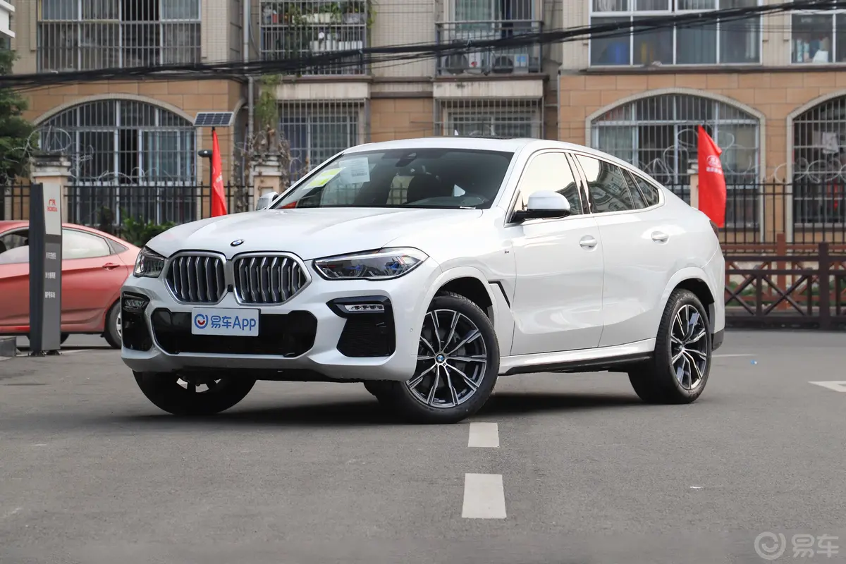 宝马X6xDrive40i M运动套装侧前45度车头向左水平