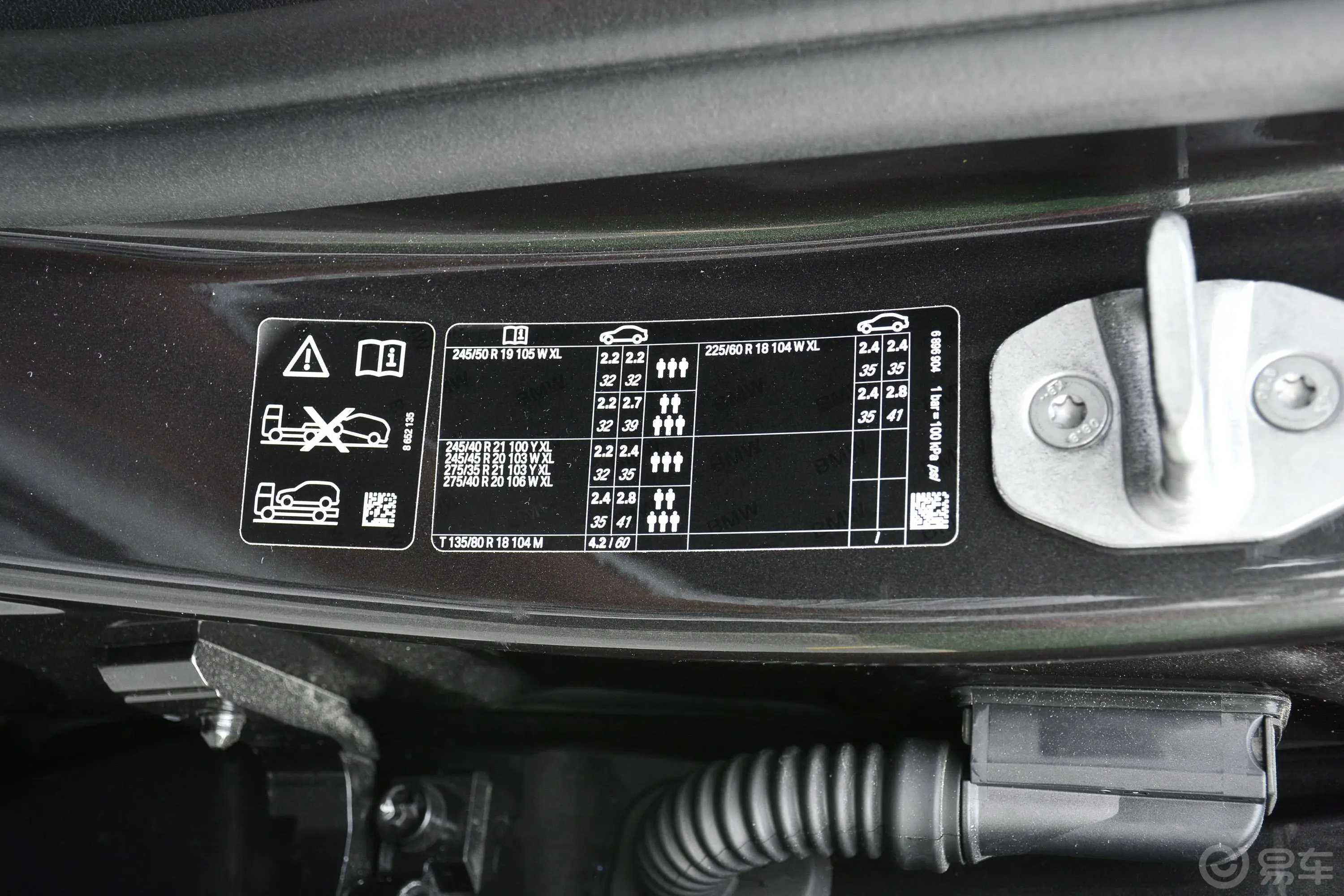宝马X4xDrive 30i M运动曜夜套装胎压信息铭牌