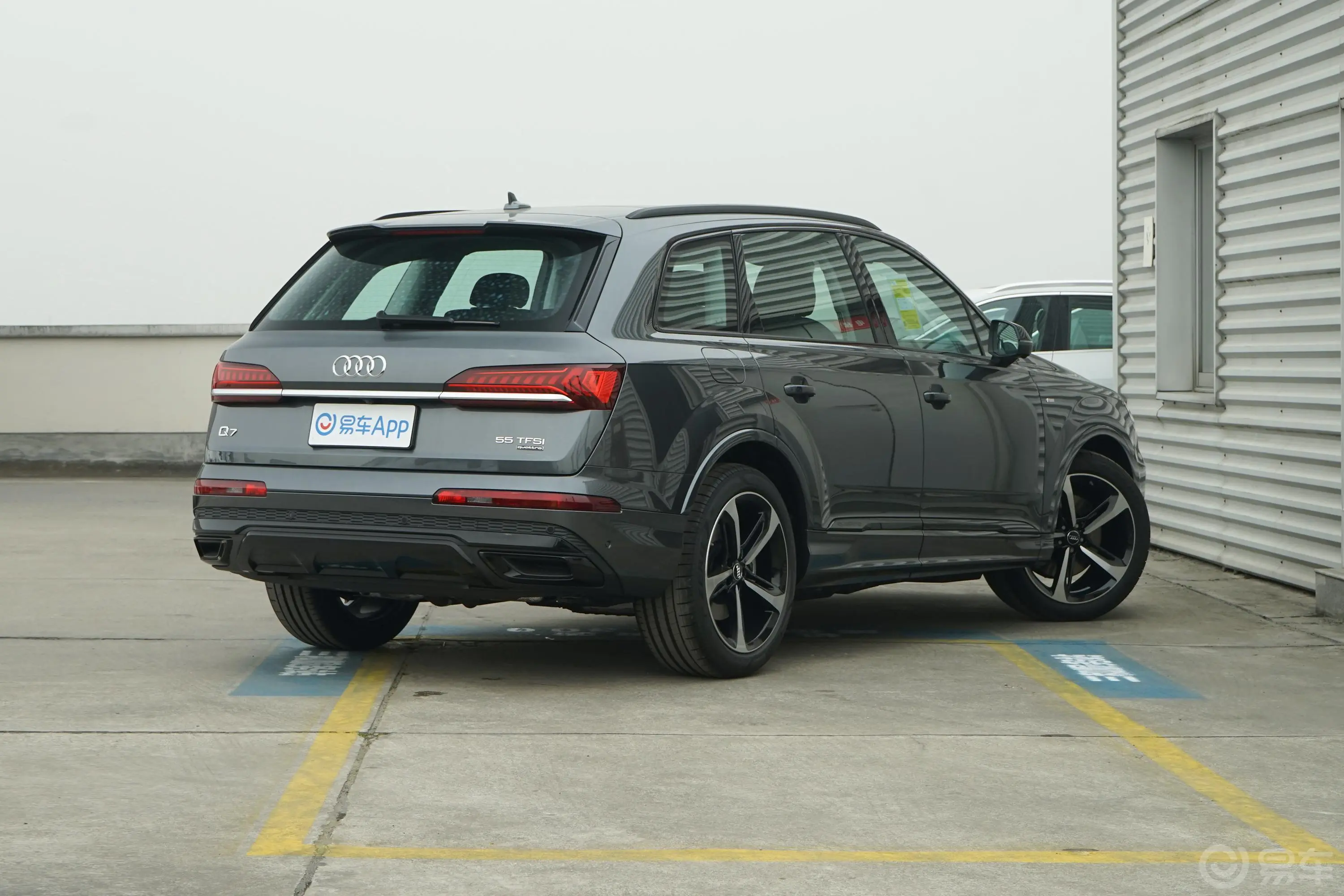 奥迪Q755 TFSI quattro S line 尊贵型侧后45度车头向右水平