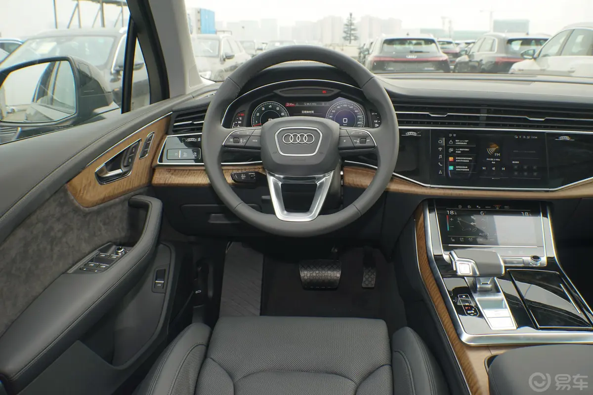 奥迪Q755 TFSI quattro S line 尊贵型驾驶位区域