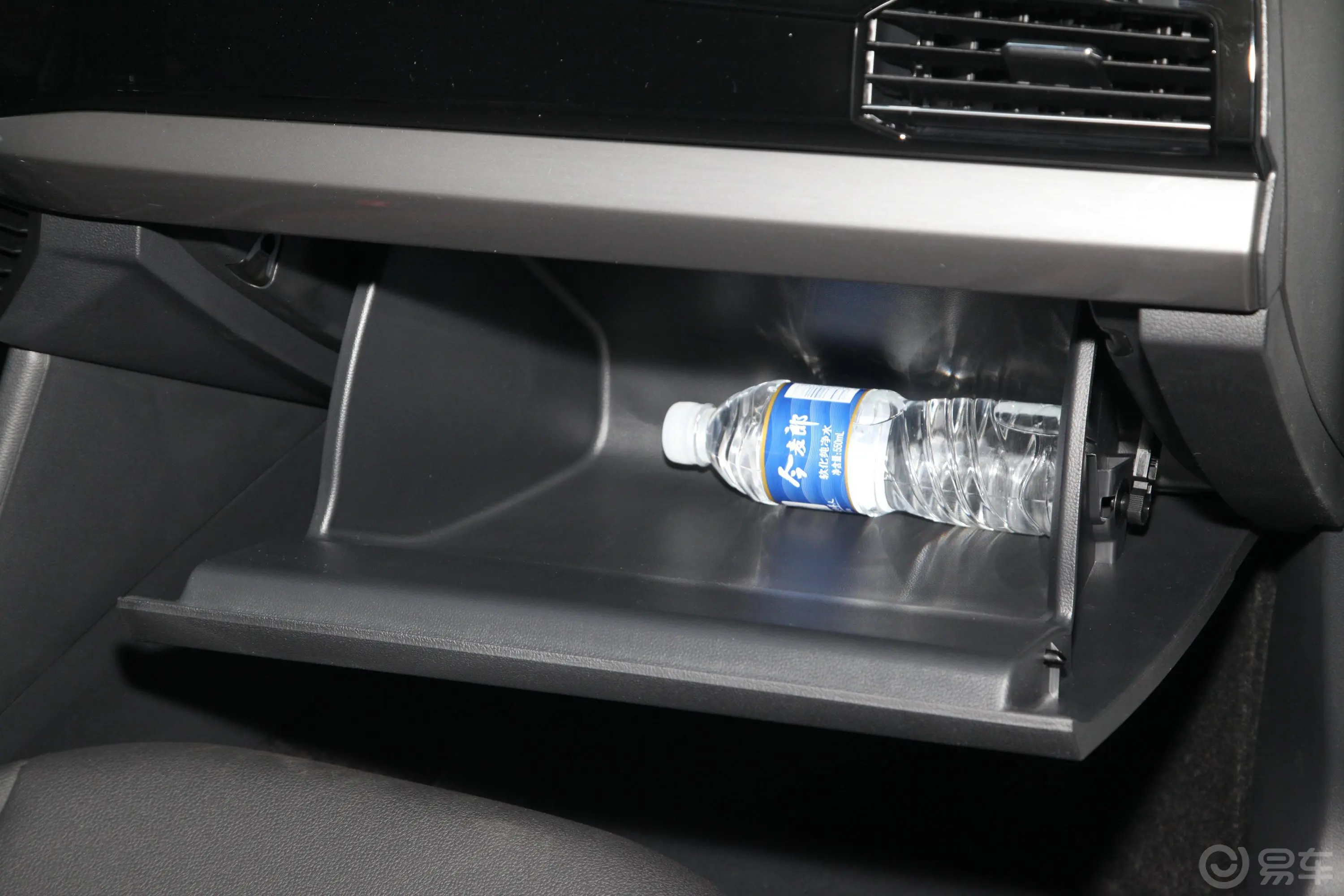宝来1.5L 手动舒适智联版手套箱空间水瓶横置