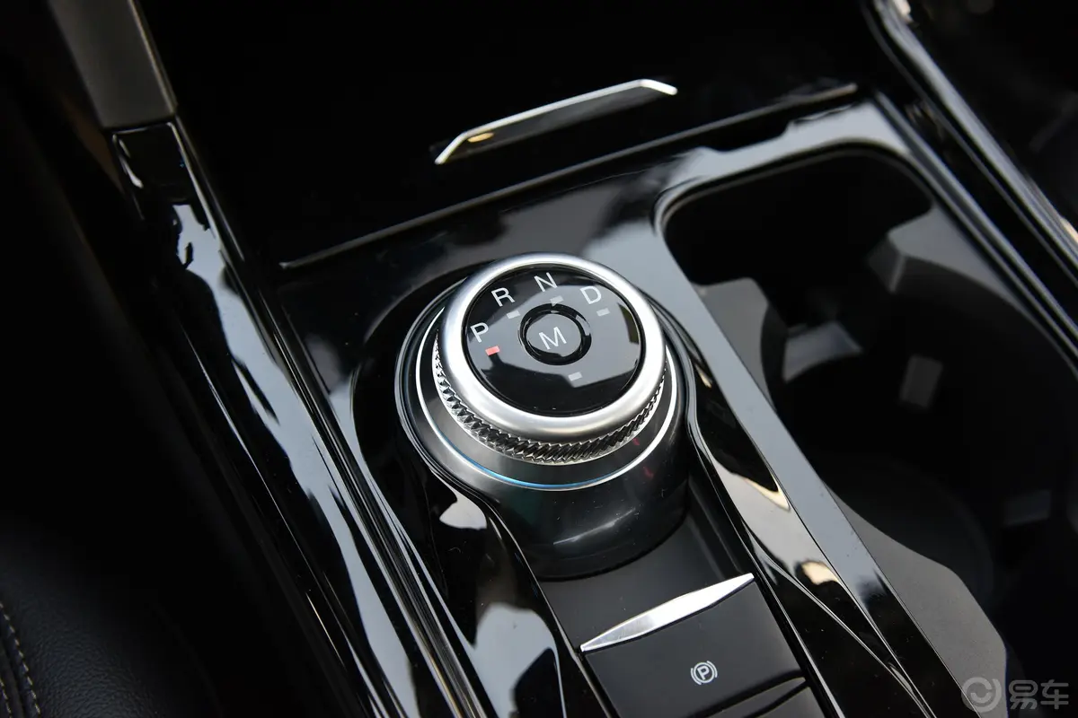 探险者EcoBoost 285 两驱风尚版 6座换挡装置