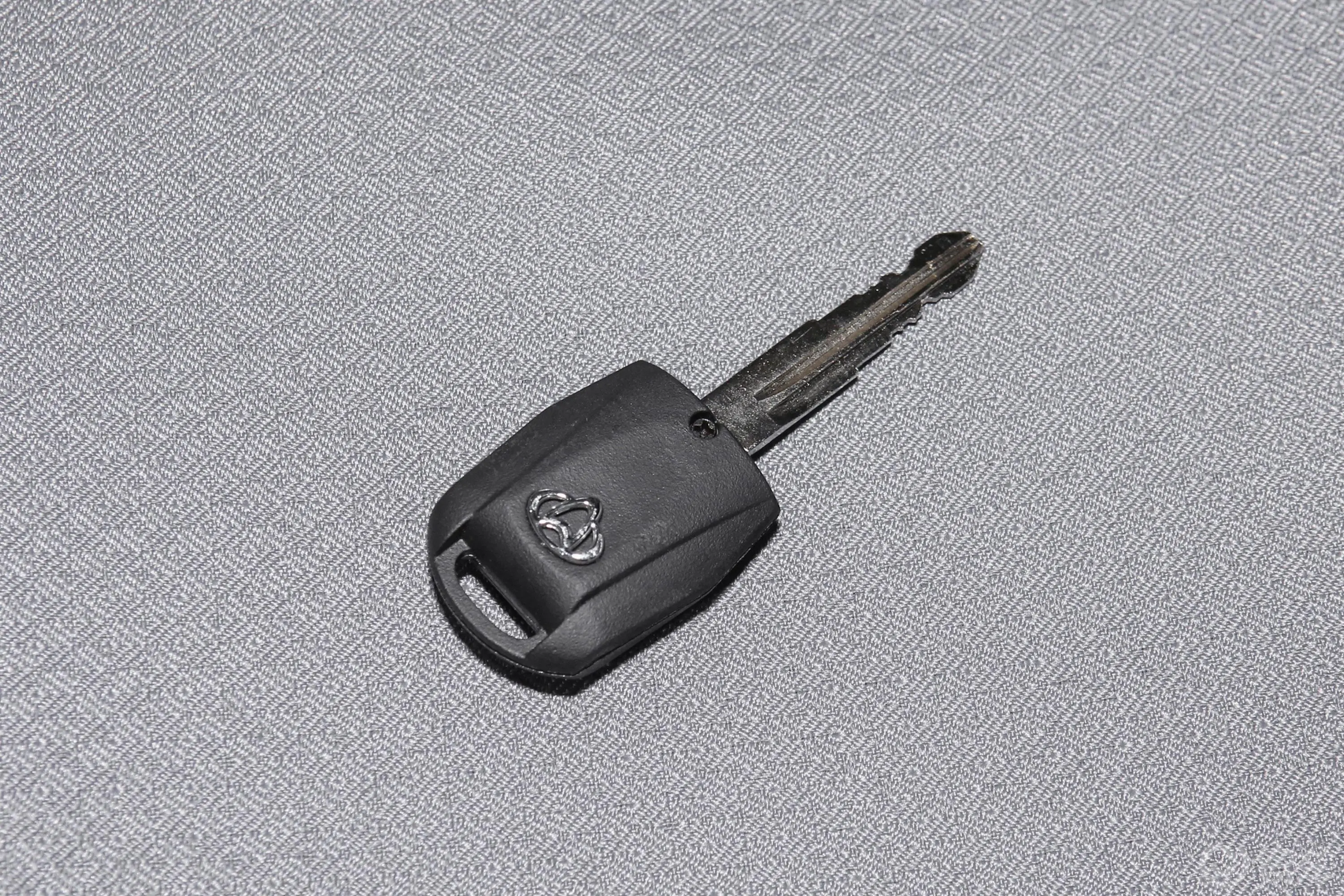睿行M601.5L 手动 基本型 7座 国VI钥匙正面