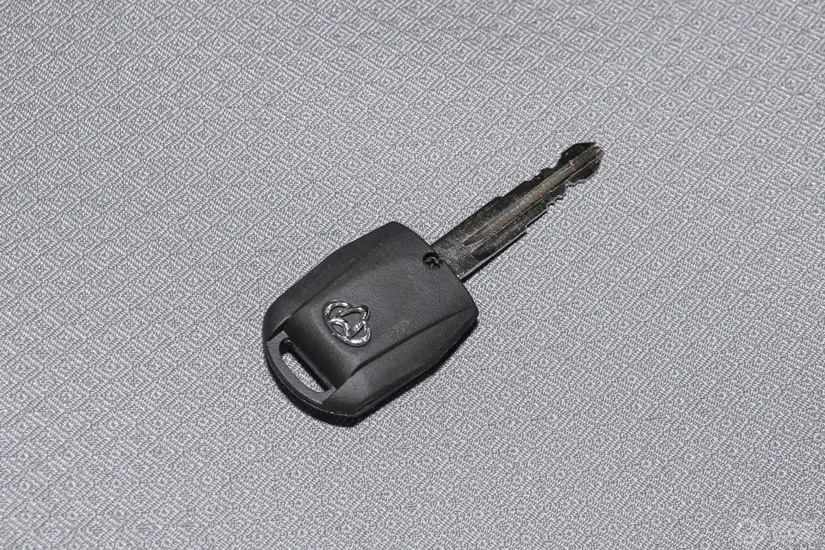 睿行M601.5L 手动 基本型 7座 国VI钥匙正面