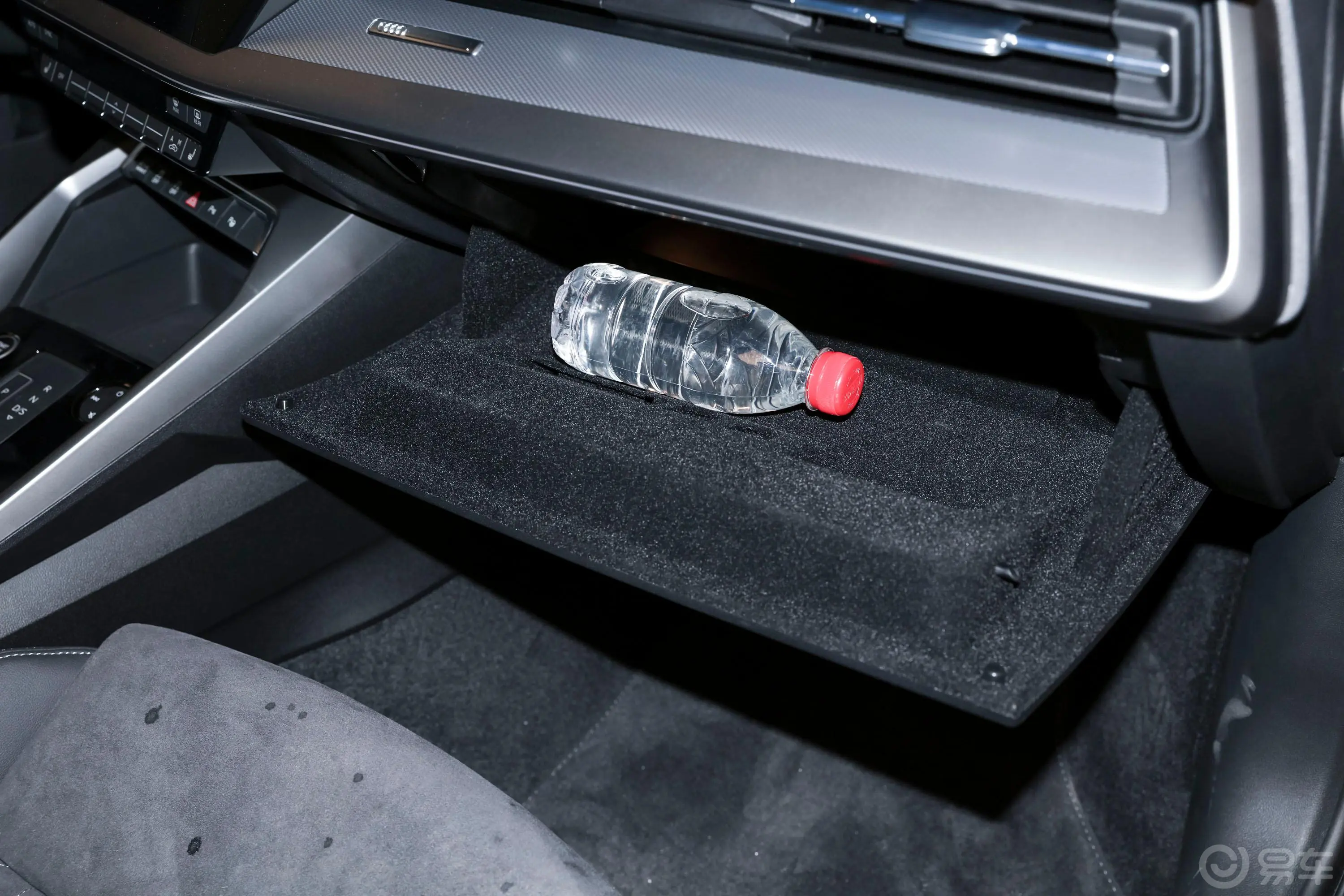 奥迪A3A3L Limousine 35 TFSI 豪华运动型手套箱空间水瓶横置
