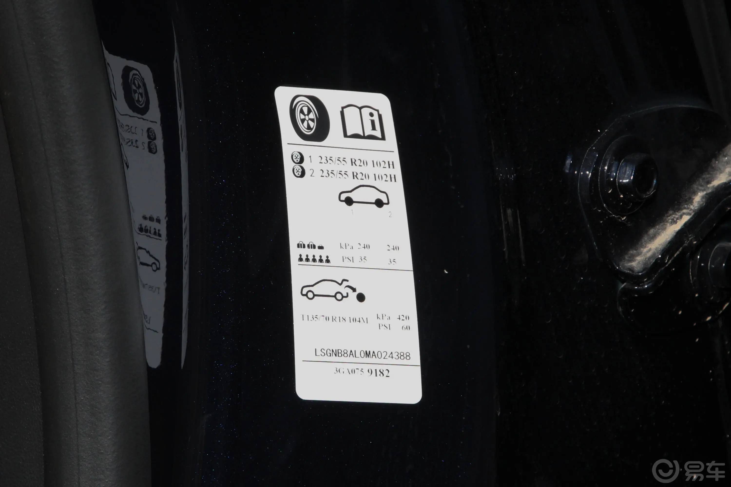 凯迪拉克XT528T 四驱 铂金运动版胎压信息铭牌
