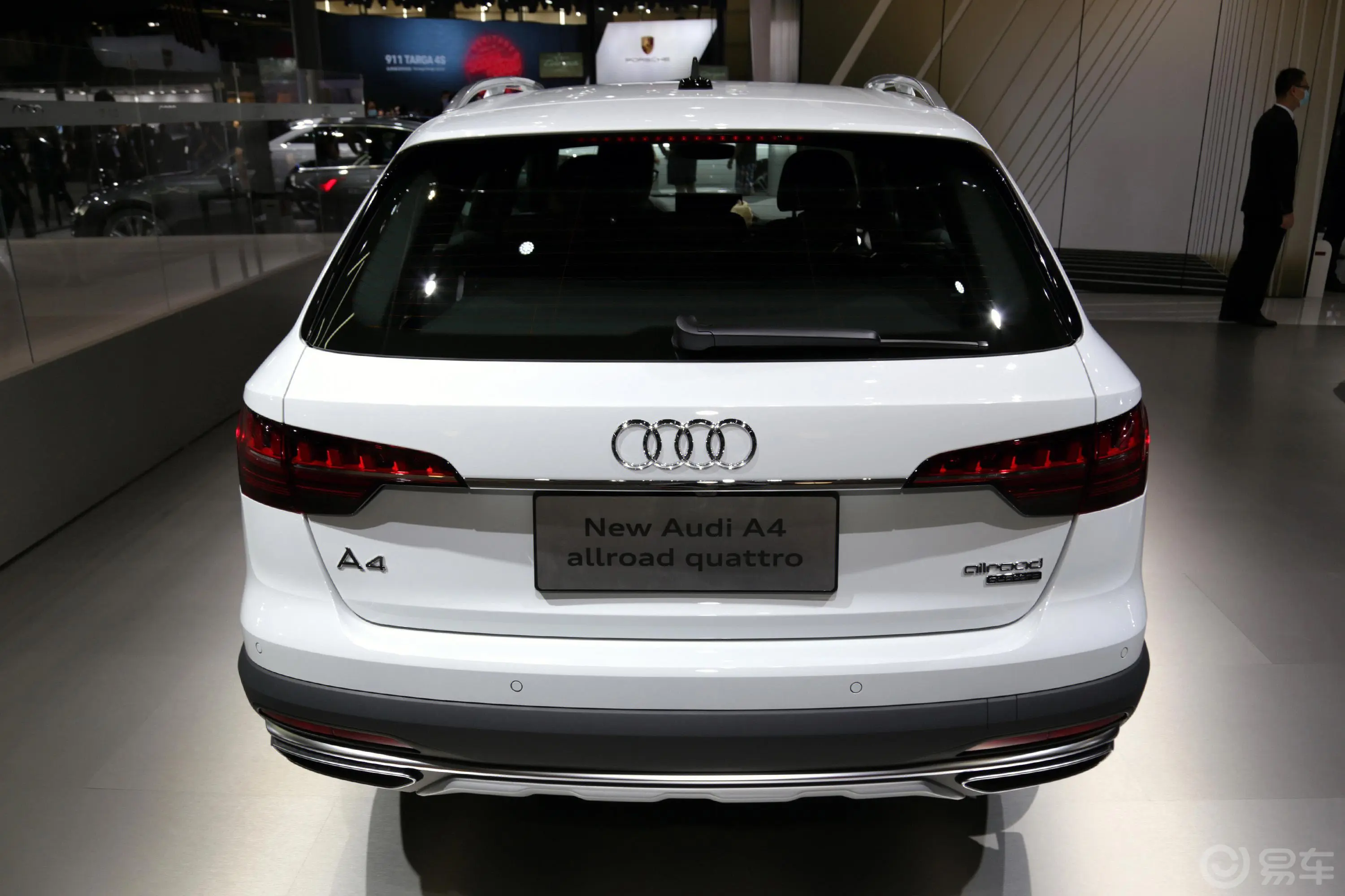 奥迪A4(进口)45TFSI allroad quattro 探索家版正后水平