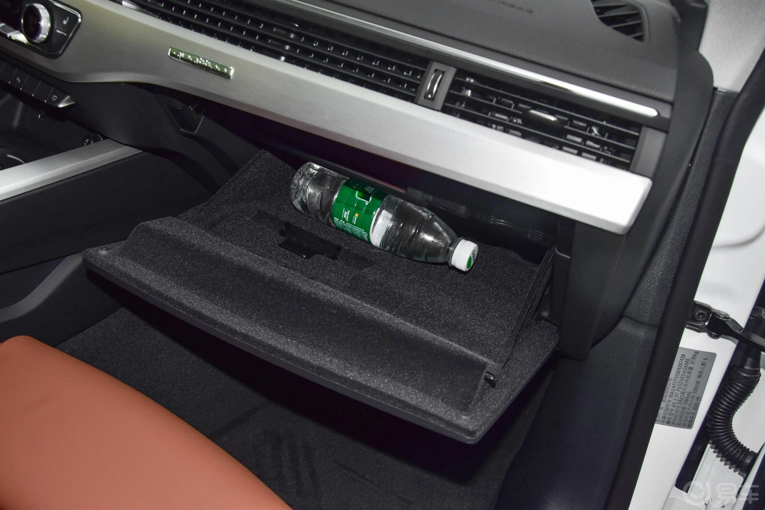 奥迪A5Sportback 40 TFSI quattro 豪华动感型手套箱空间水瓶横置