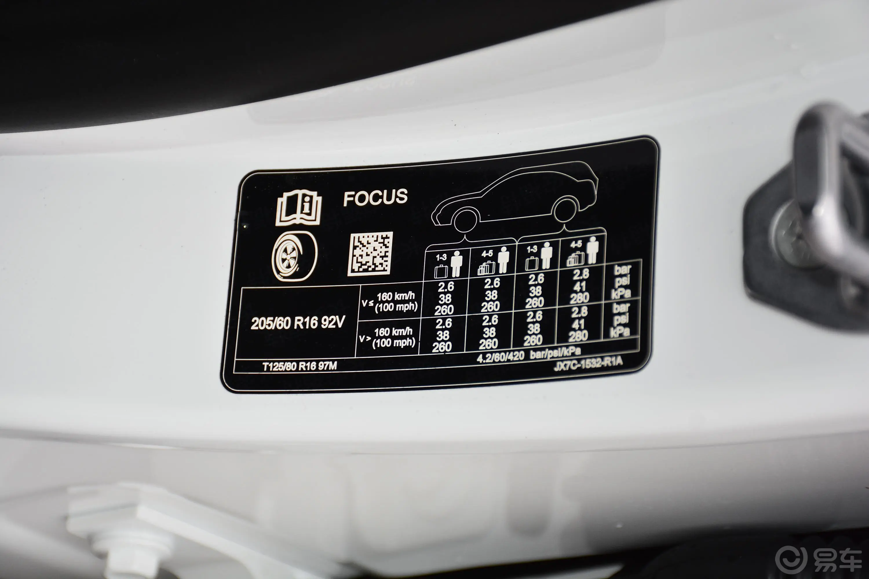 福克斯三厢 EcoBoost 180 自动锋潮型胎压信息铭牌