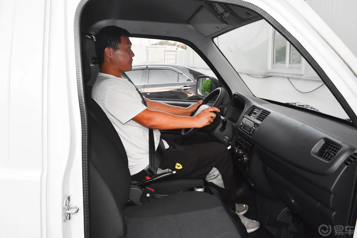 开沃D07厢式物流车 标准版 磷酸铁锂40.32kWh前排空间体验