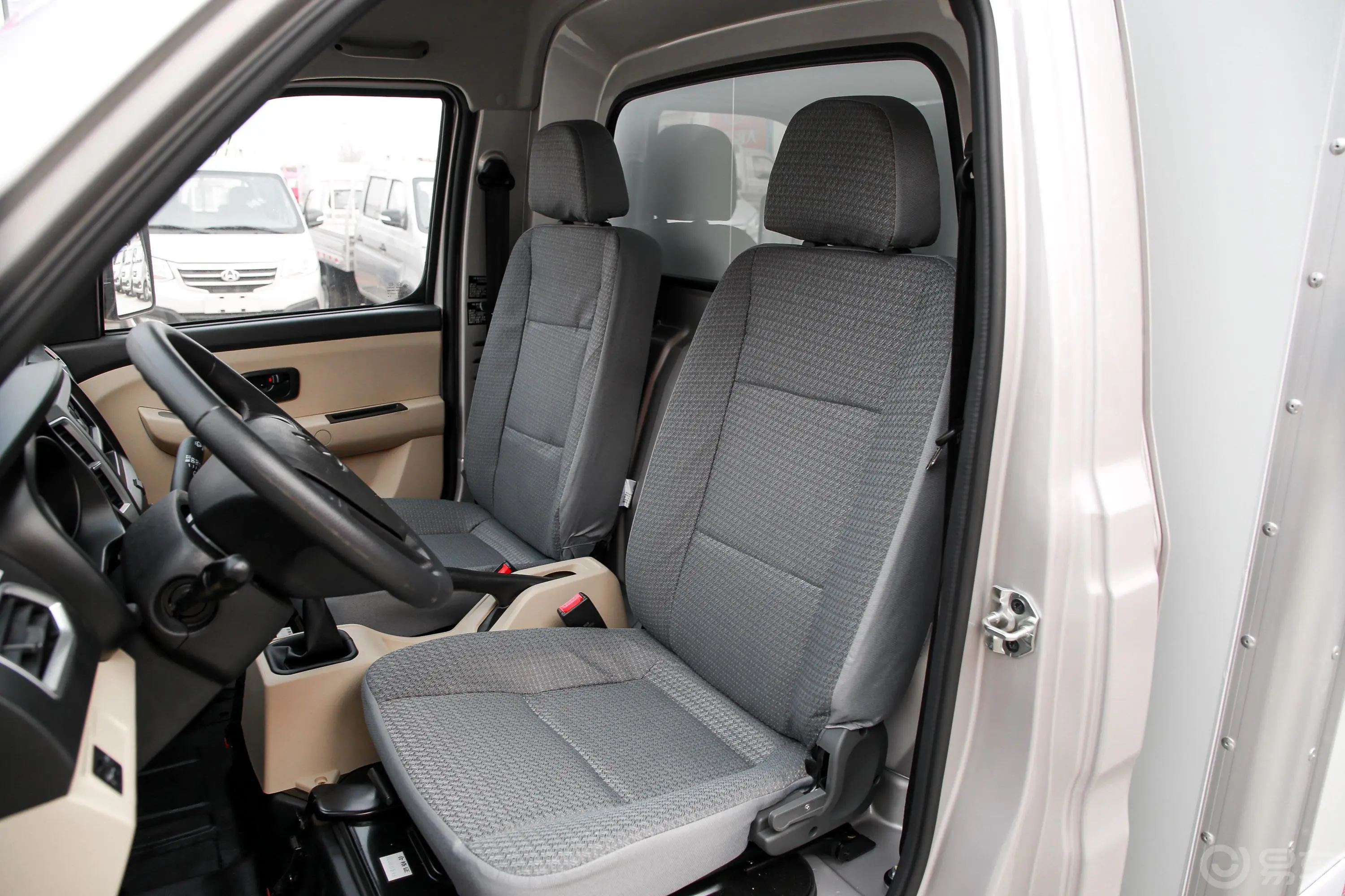新豹T5厢式运输车N1 1.6L 单排双后轮 标准版(5.3米长)SC5031XXYNGD6E 汽油 国Ⅵ驾驶员座椅