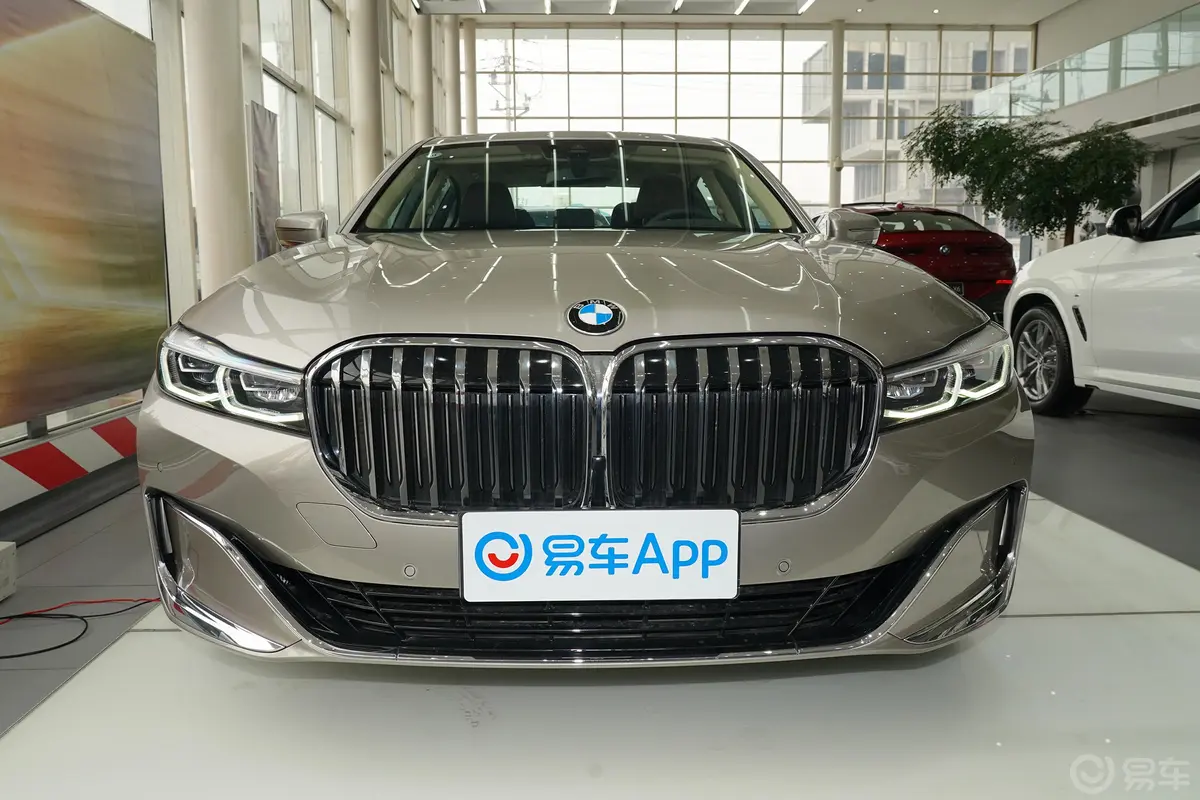 宝马7系改款 740Li 领先型 豪华套装外观