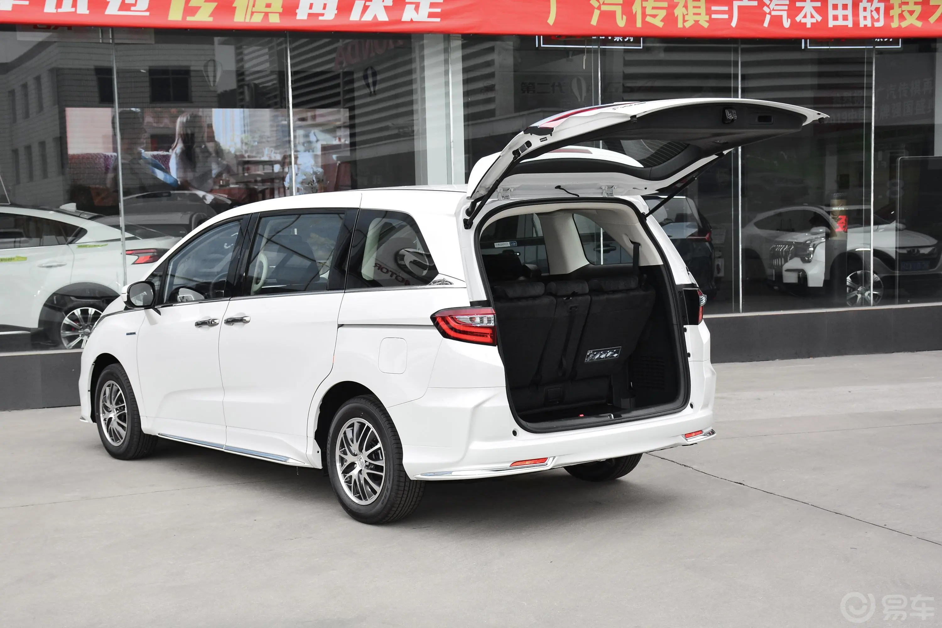 奥德赛2.0L E-CVT 锐·舒享版后备厢开启45度侧拍