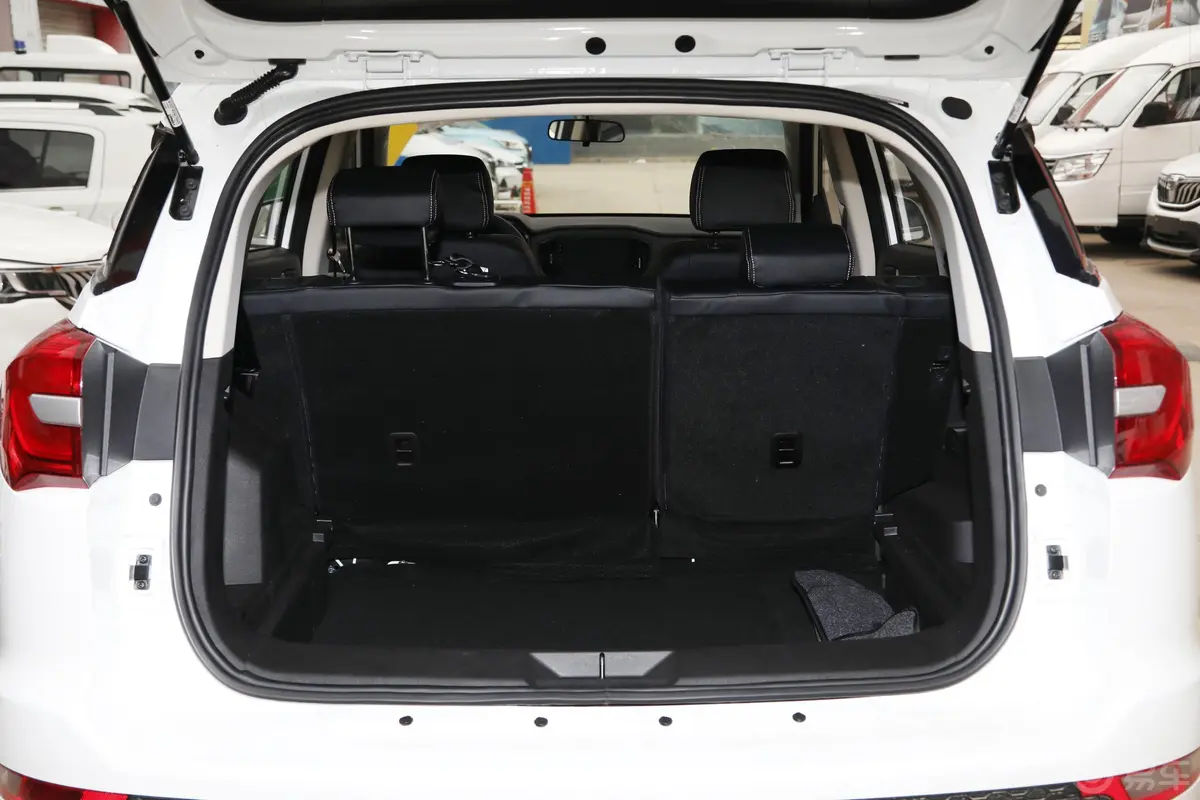 博骏改款 运动版 1.5L CVT 舒适型后备厢空间特写
