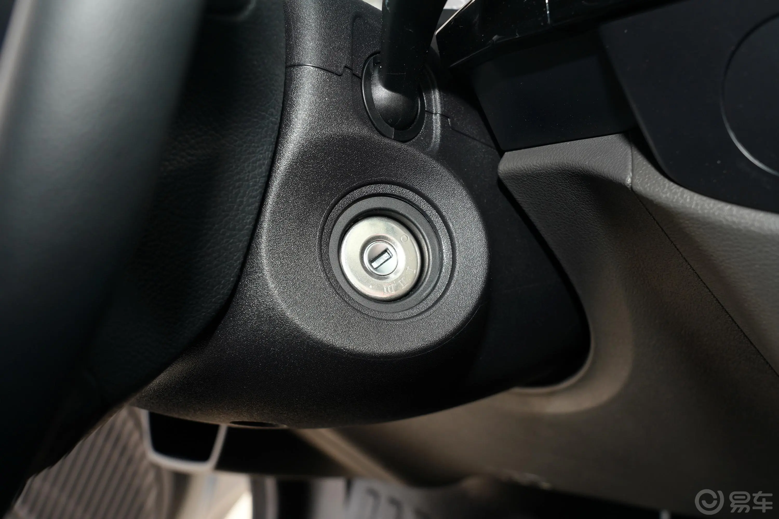 新世代全顺Pro 2.2T 手动 短轴中顶 物流车 6座 柴油 国VI钥匙孔或一键启动按键