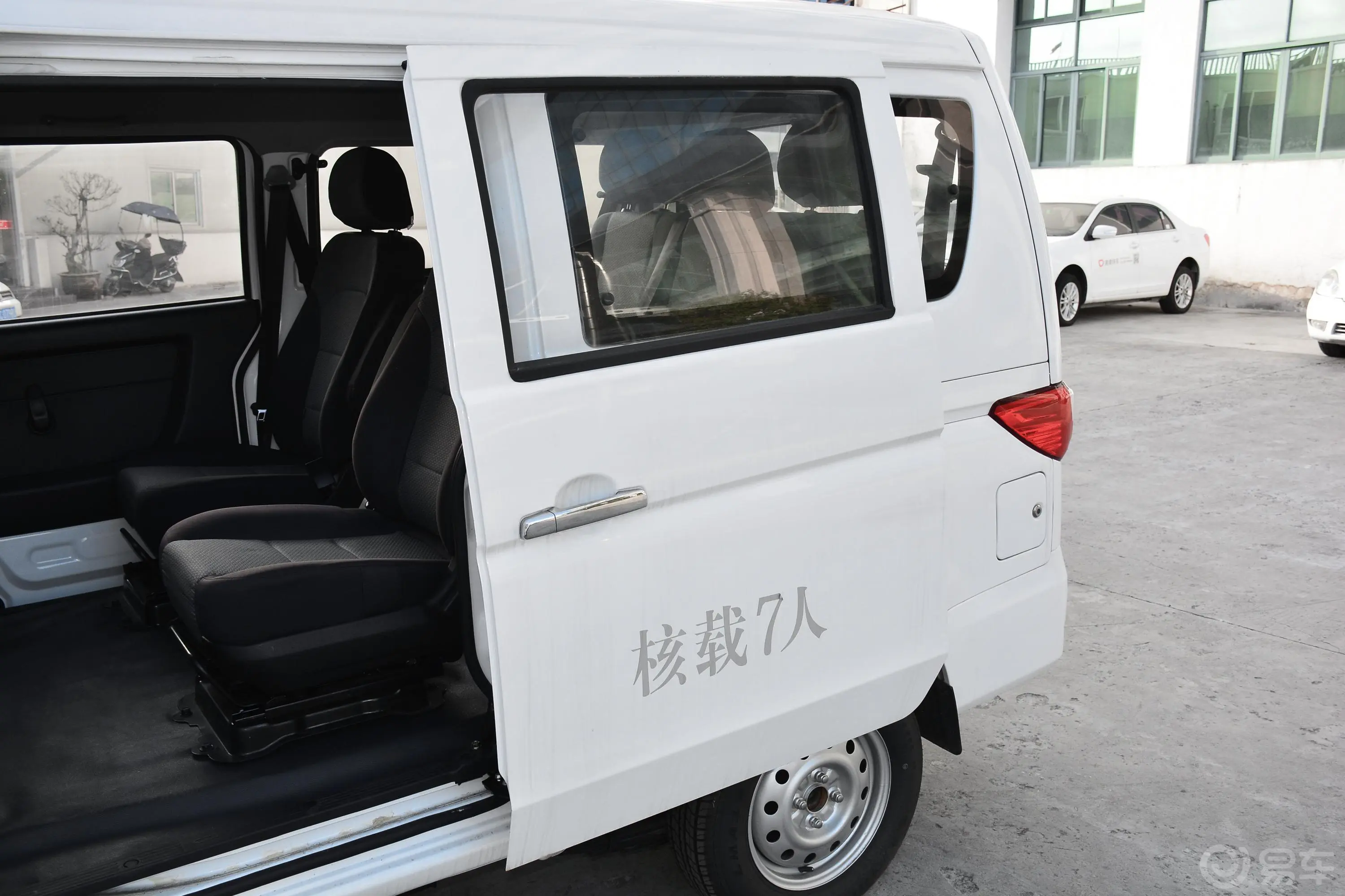 开沃D07创业者 多功能乘用车 磷酸铁锂40.32kWh驾驶员侧后车门