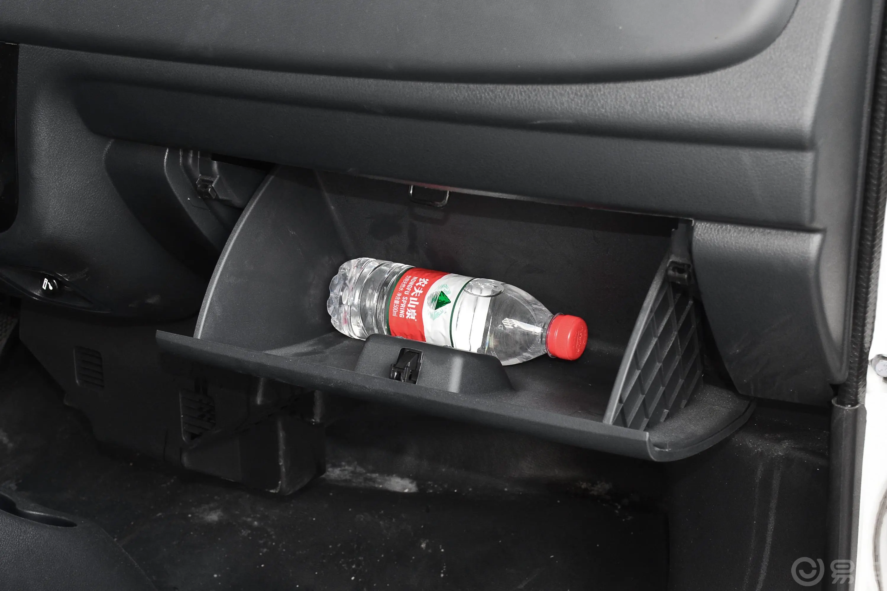 开沃D07创业者 多功能乘用车 磷酸铁锂40.32kWh手套箱空间水瓶横置