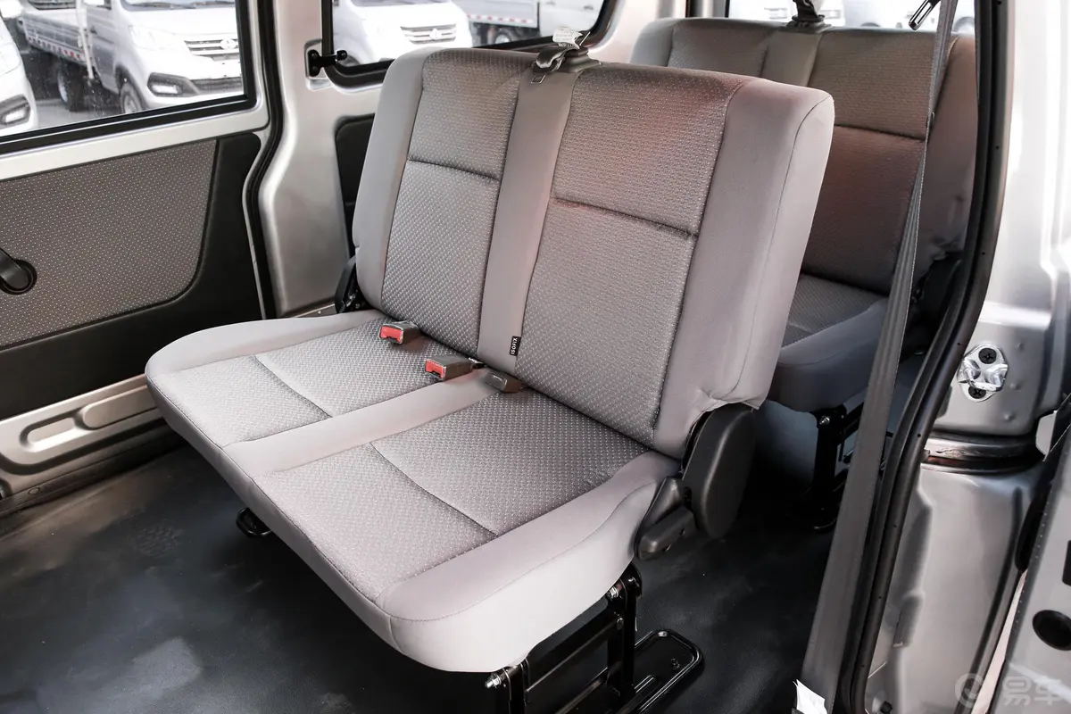 金杯小海狮X30客车 1.5L 手动 标准中央空调版 5/6/7座 国VI后排座椅